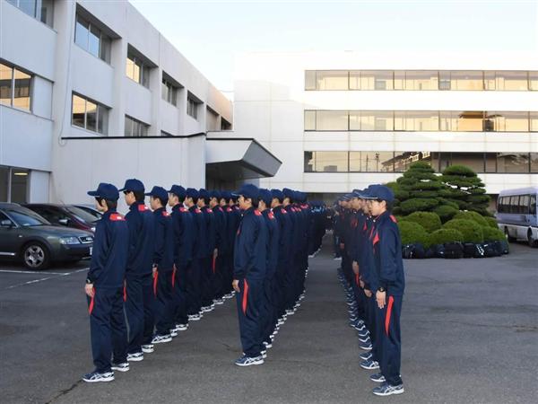 群馬県警初任科生訓練 榛名山耐久歩行に新人記者挑戦 ２８キロ激走 のはずが 仕事は完走 1 3ページ 産経ニュース