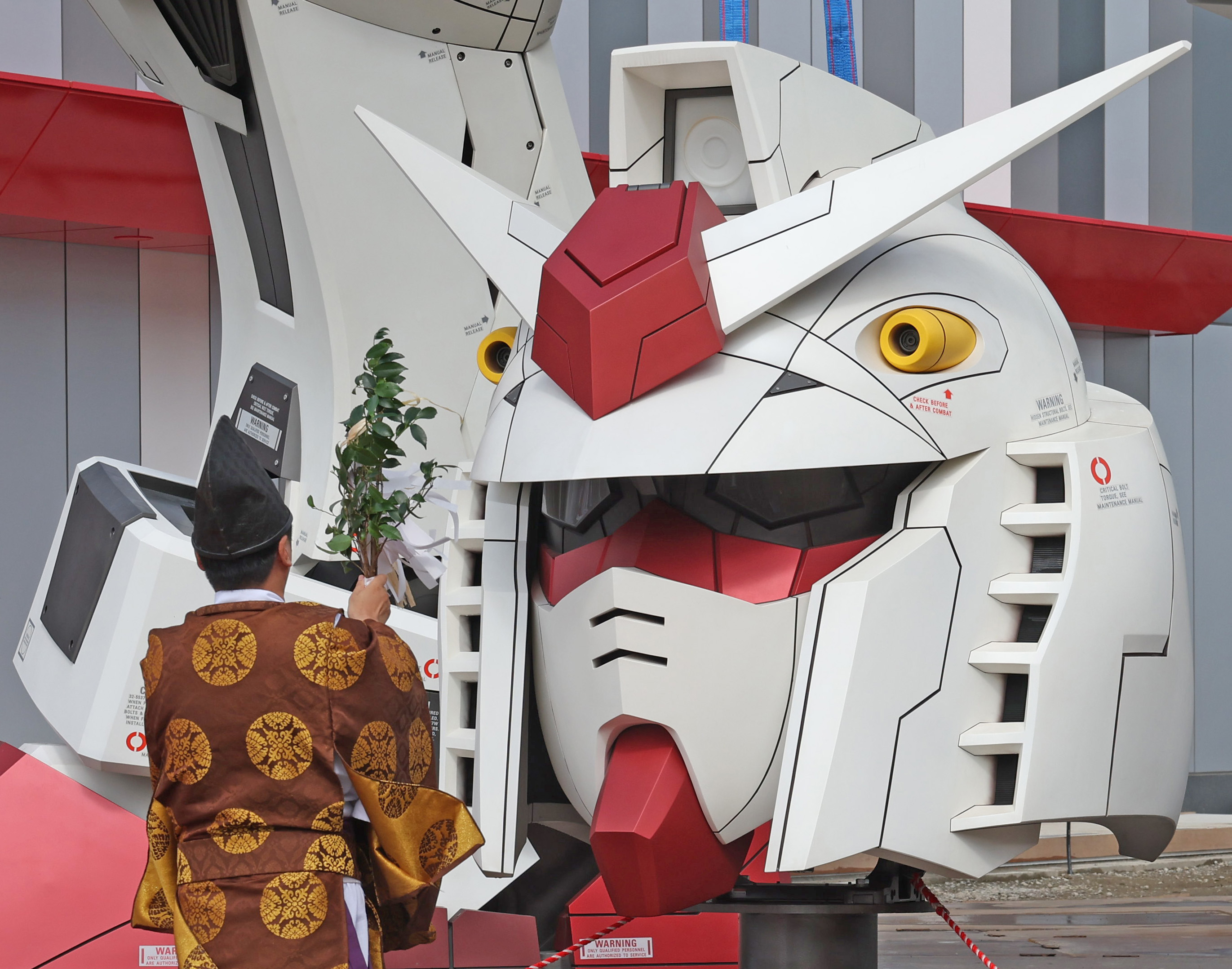 動画】ガンダム像、頭を胴体に接合 高さ17mの実物大 万博会場の建設