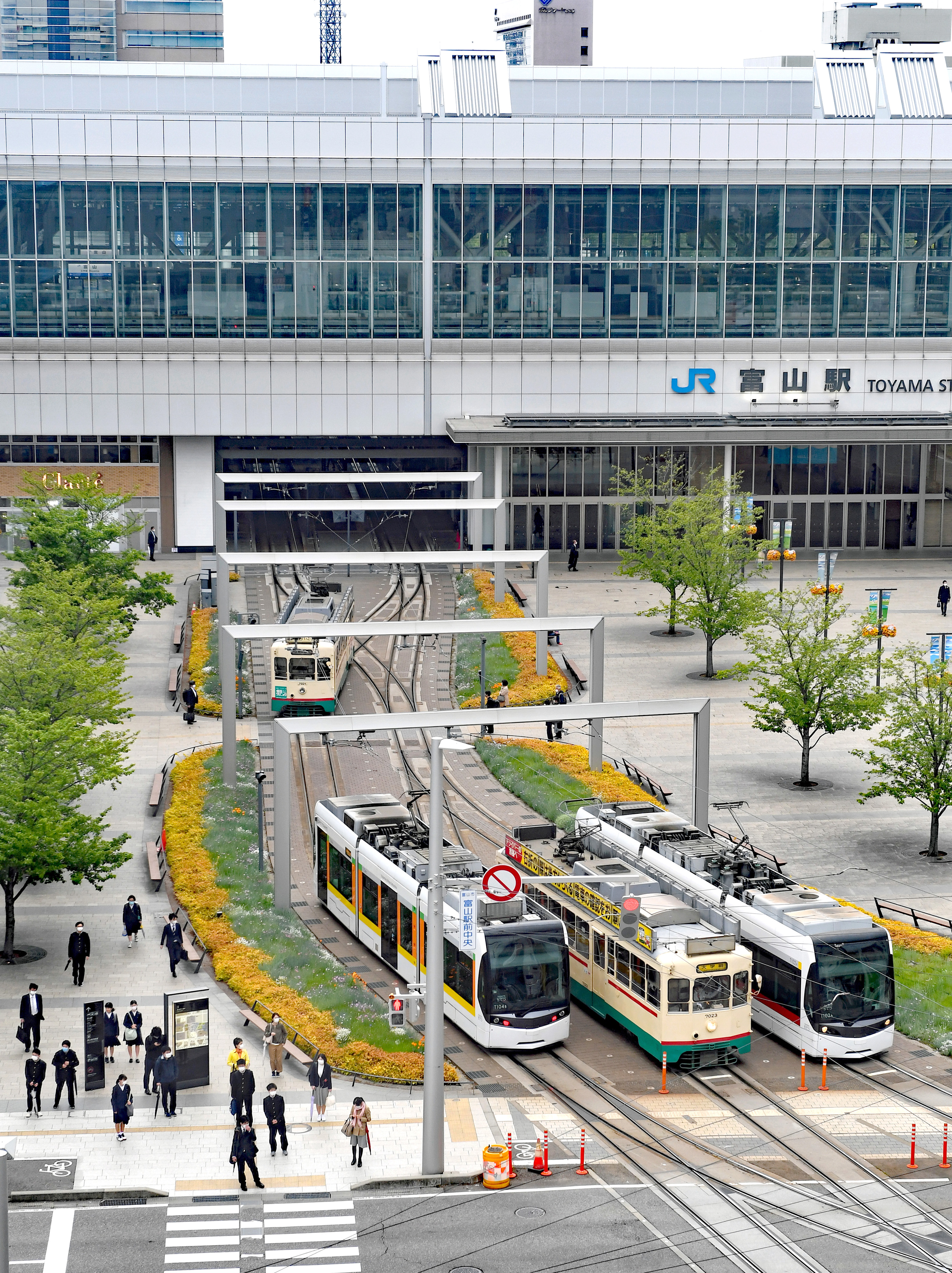 街行く路面電車 立山連峰望む 暮らしの中心 富山地方鉄道 富山市 総延長 15 2キロ 産経ニュース