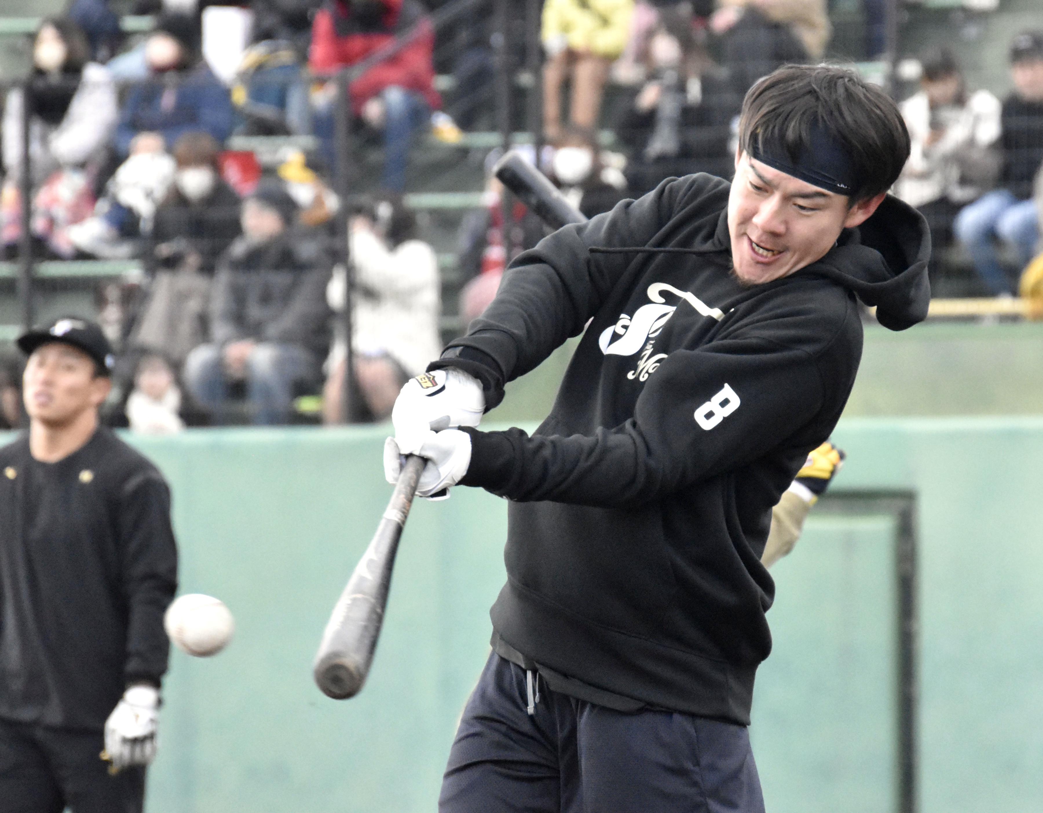 ソフトバンク牧原大成が自主練習、二塁手一本で勝負 外野手用グラブ