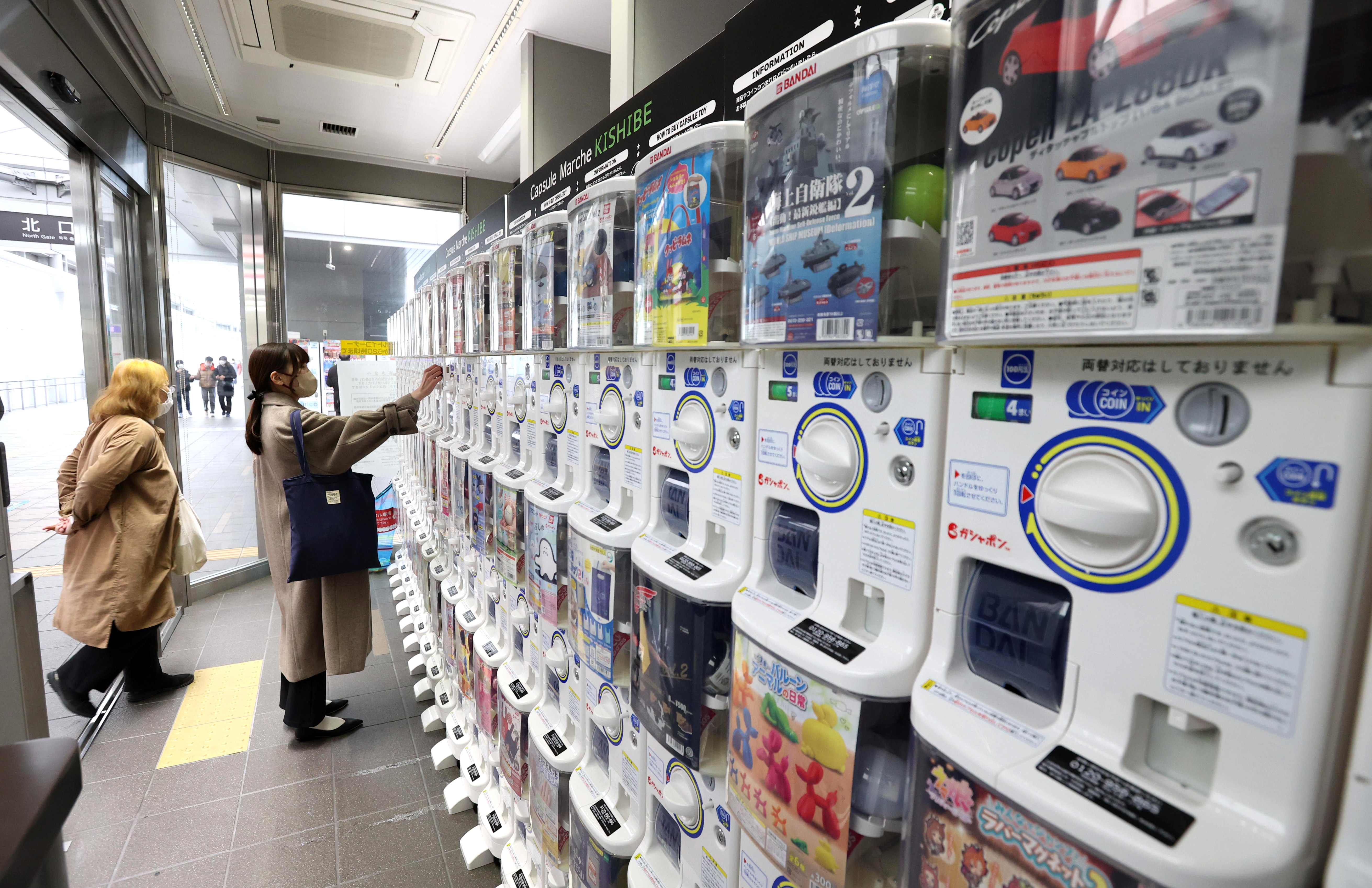 駅ナカで「ガチャガチャ」増殖中 JR西日本が乗り出した「みどりの 