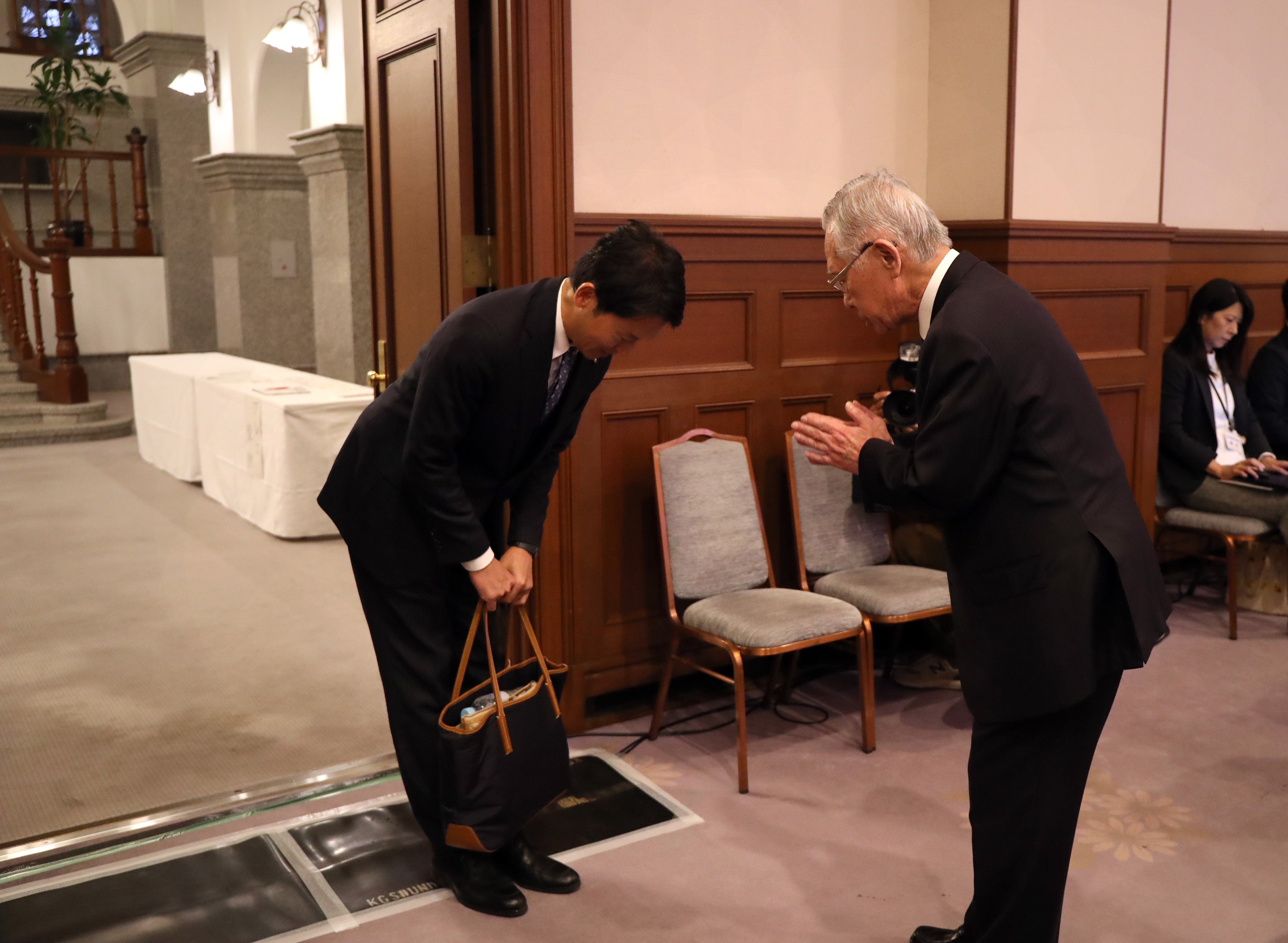 机バンバンの兵庫・相生市長 斎藤氏の入り待ち、両手合わせて直接謝罪