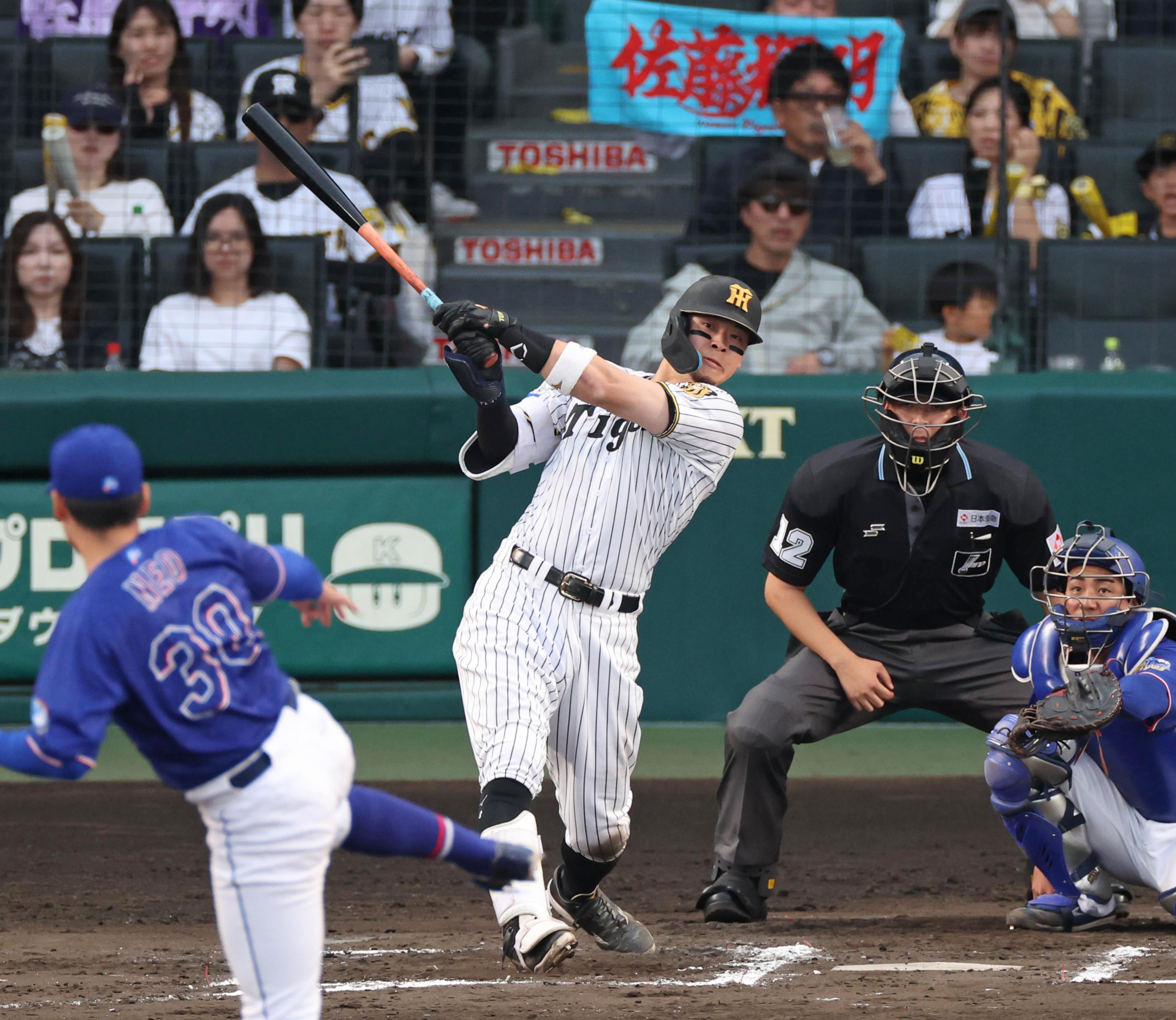 阪神・佐藤輝明、三冠王の夢膨らむ活躍ぶり バックスクリーンへ5号