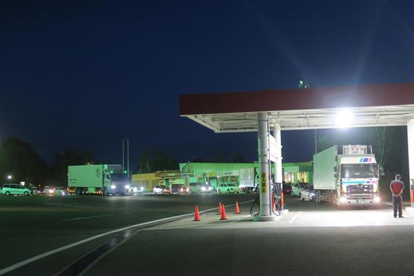 北海道震度７地震 高速のガソリンスタンドに長い列 産経ニュース