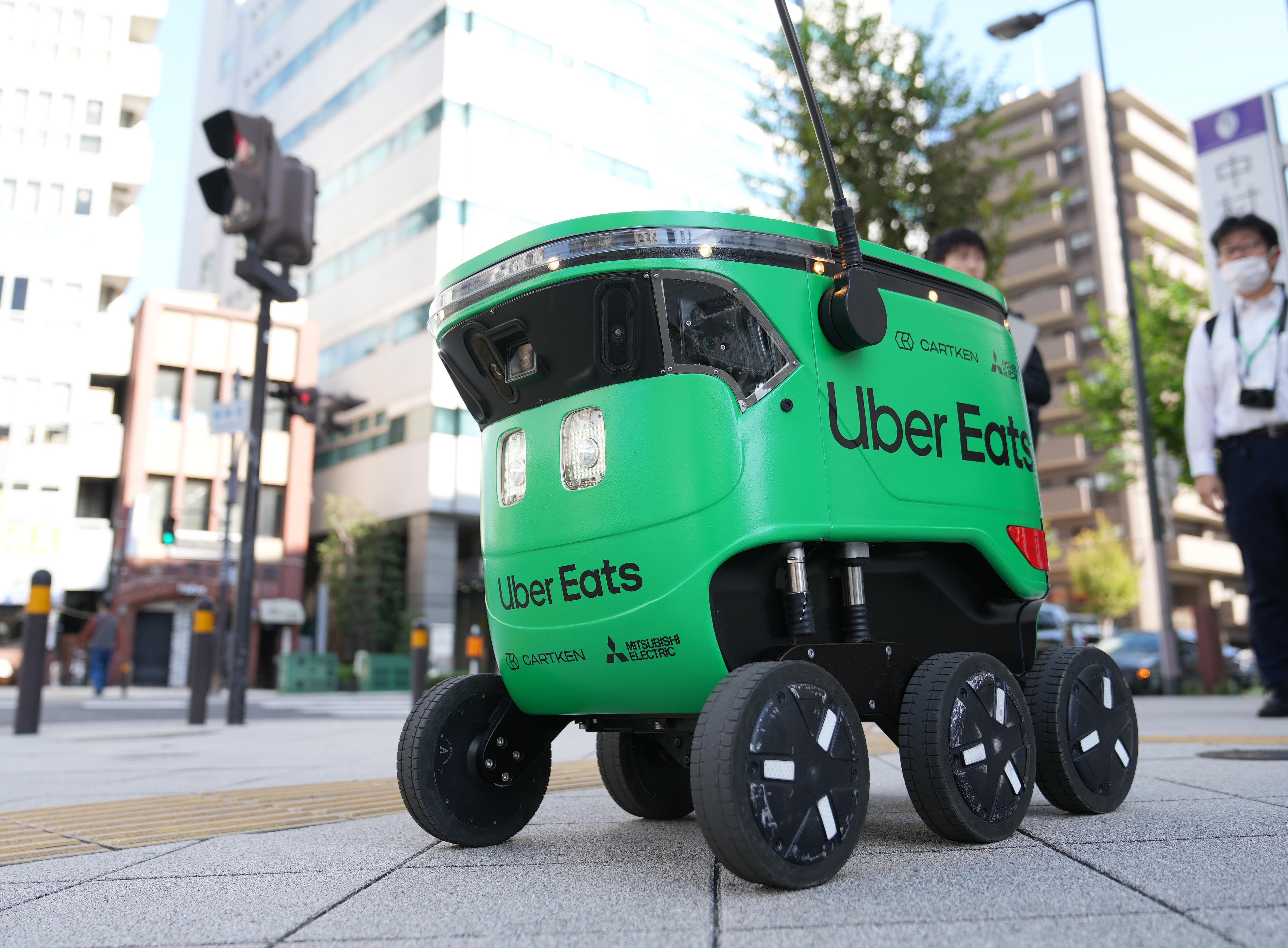動画】赤信号で停止、無事にお届け ウーバーイーツ、ロボット