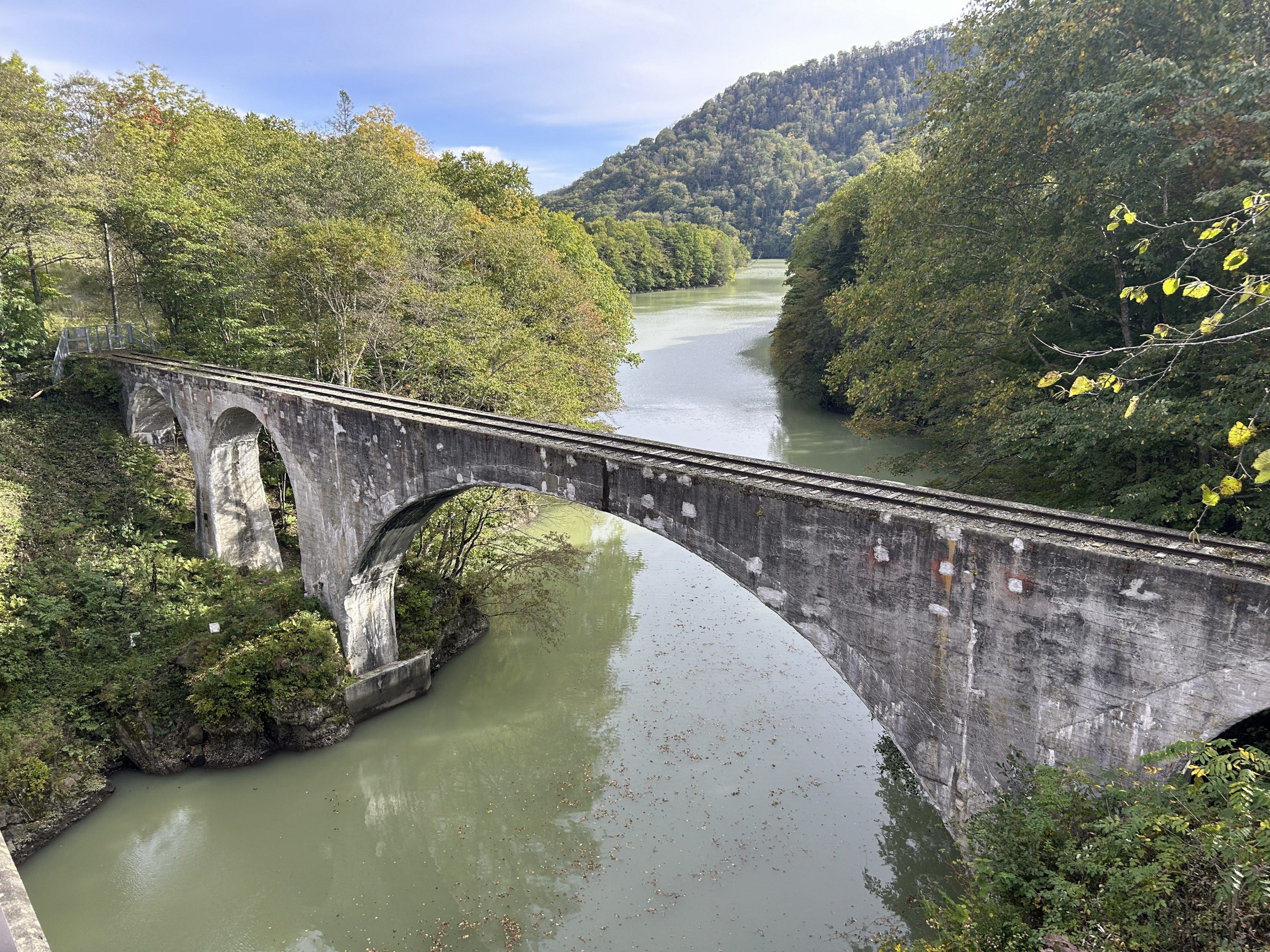 自然に溶け込むアーチ橋梁群 北海道・旧国鉄士幌線跡、水没と出現を