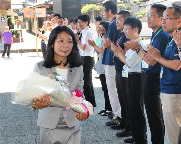 福井県初の女性首長 大野市の石山新市長が初登庁 市民目線で市政を前へ 産経ニュース