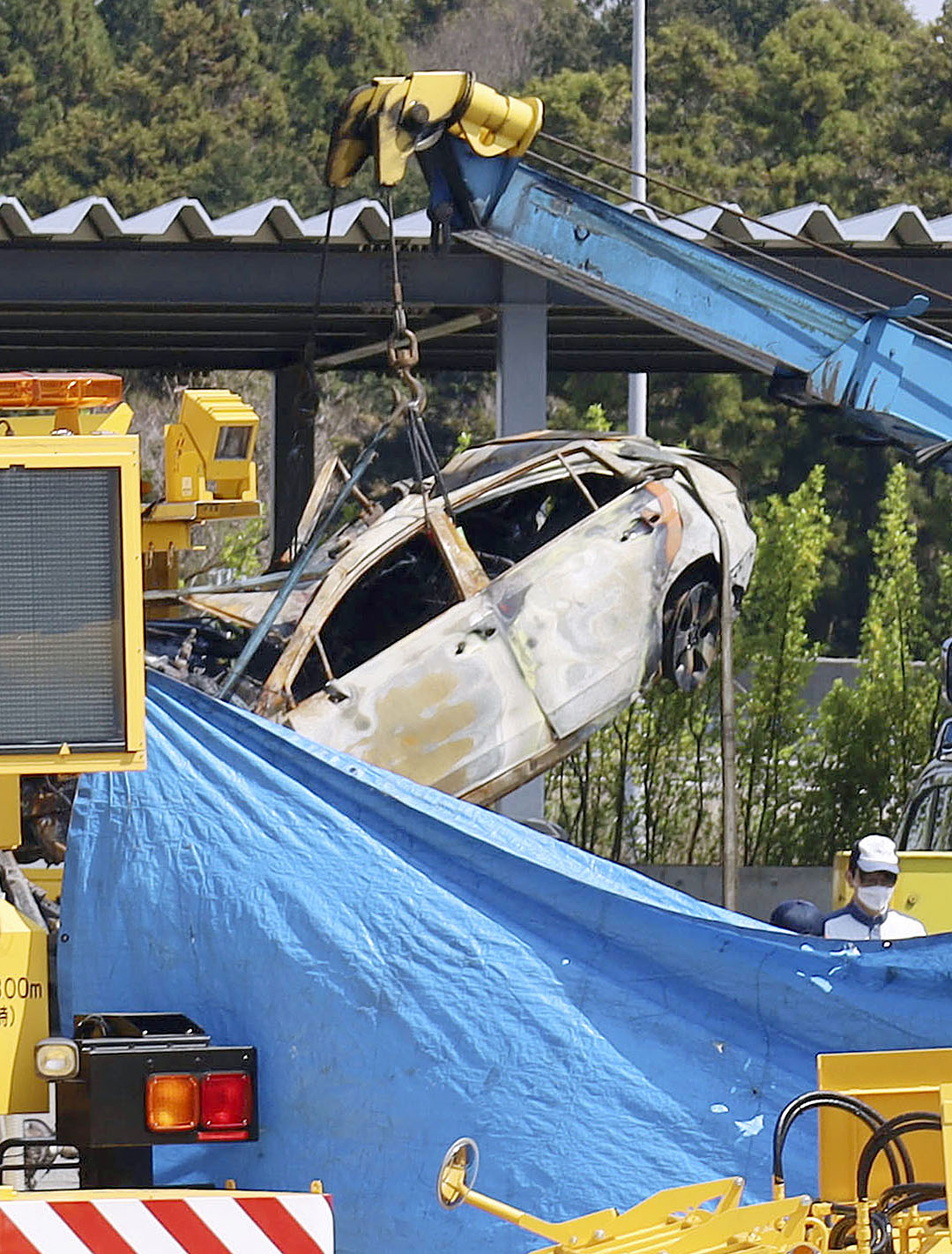 三重県警、新名神高速で炎上の事故車検証 6人死亡、大型トラックが