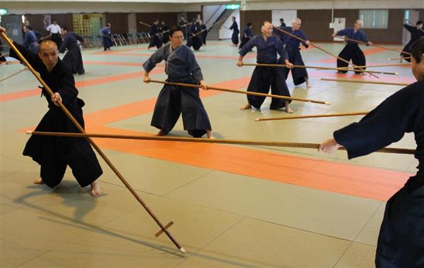 450年前創設「宝蔵院流槍術」の稽古始め 伝習者、万能武器操る（1/2
