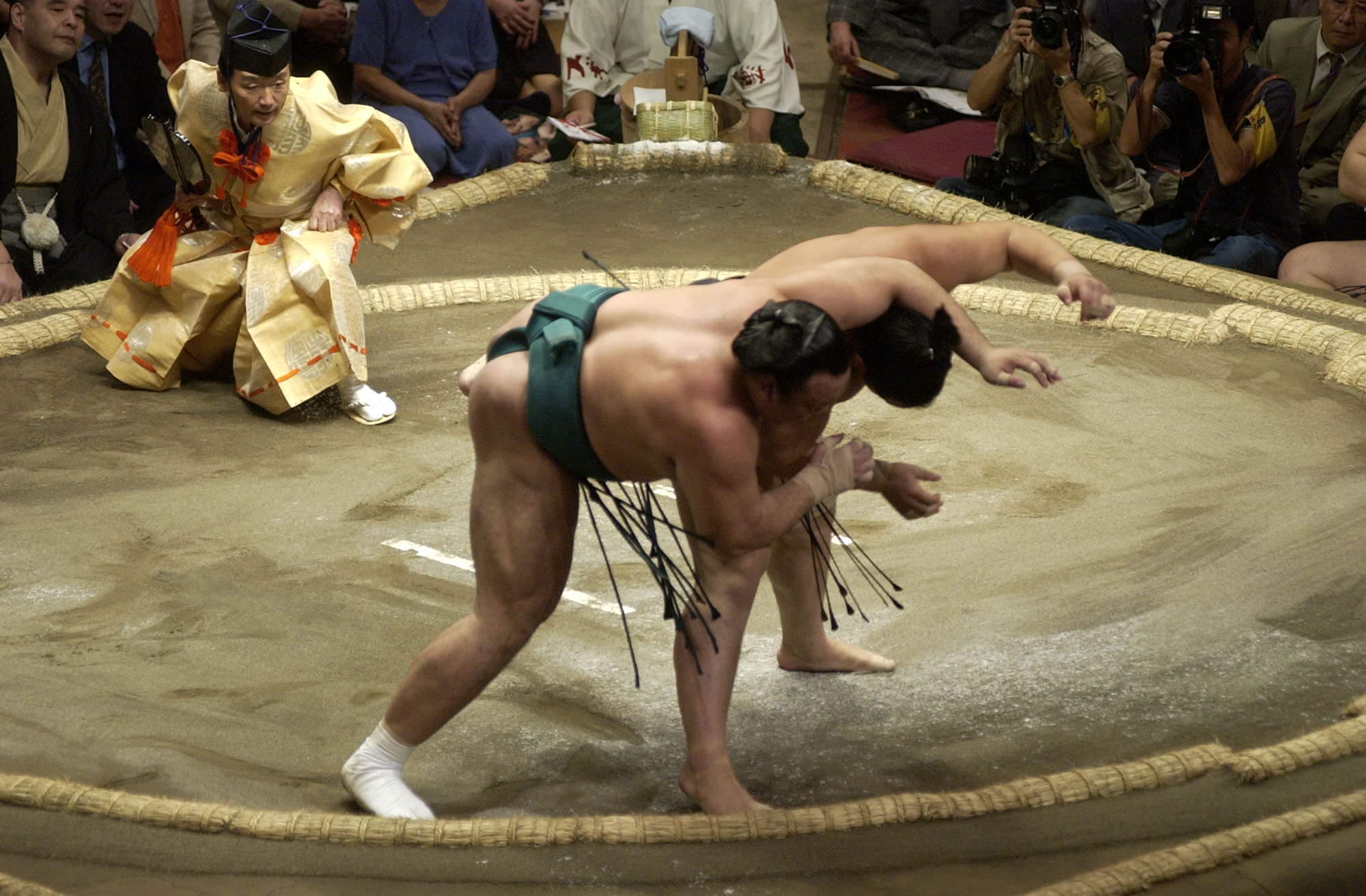 宇良、伝え反り 朝青龍以来幕内20年ぶりのウルトラ技で勝利／秋場所