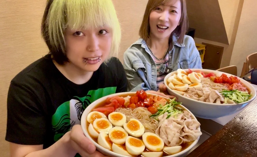 重量4kg超の特製冷麺に大食いタレント2人が挑戦！YouTubeで衝撃の記録