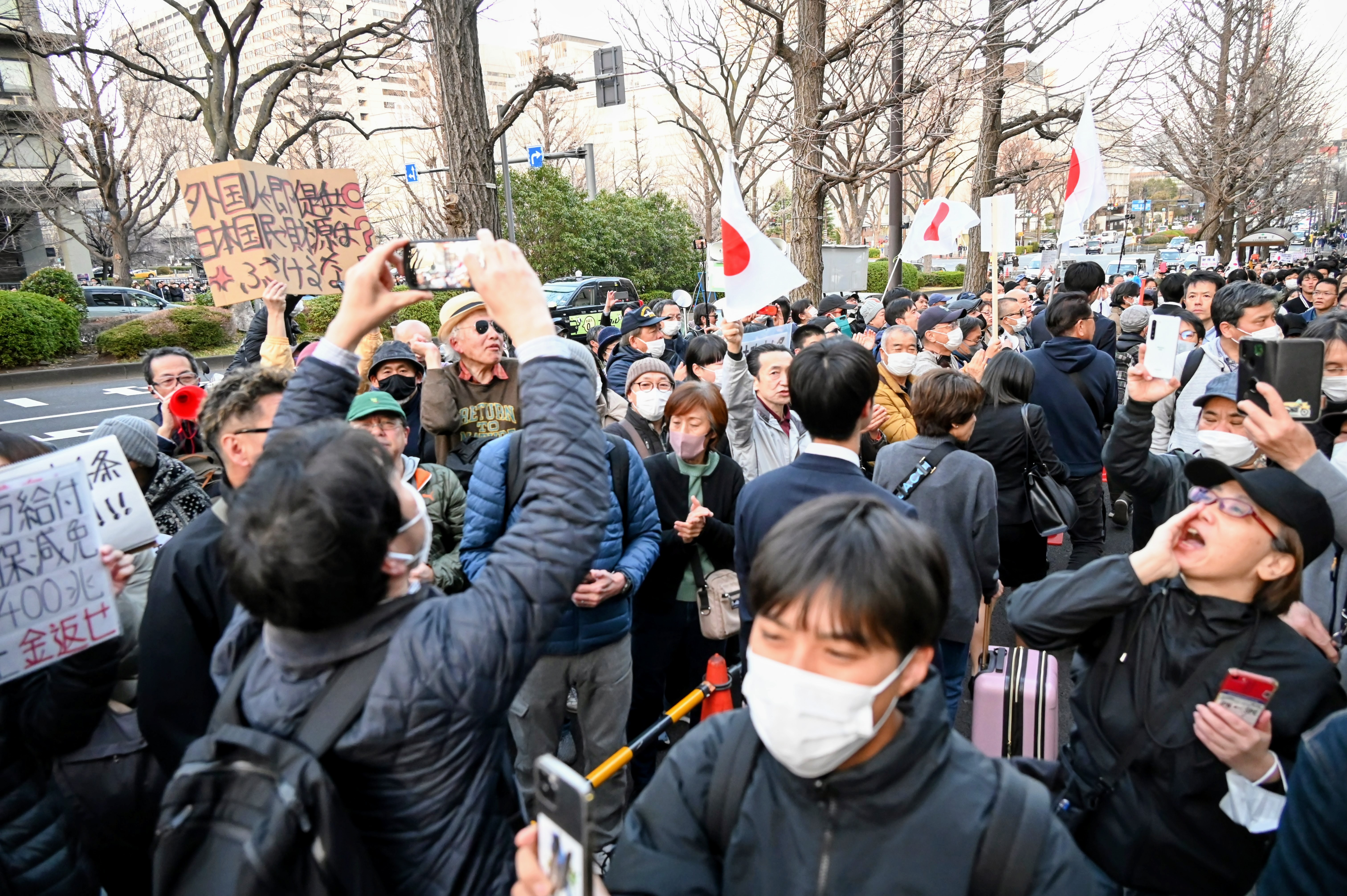 2000人集めた「解体デモ」今や5人足らず…財務省前閑散も、参加者は熱気