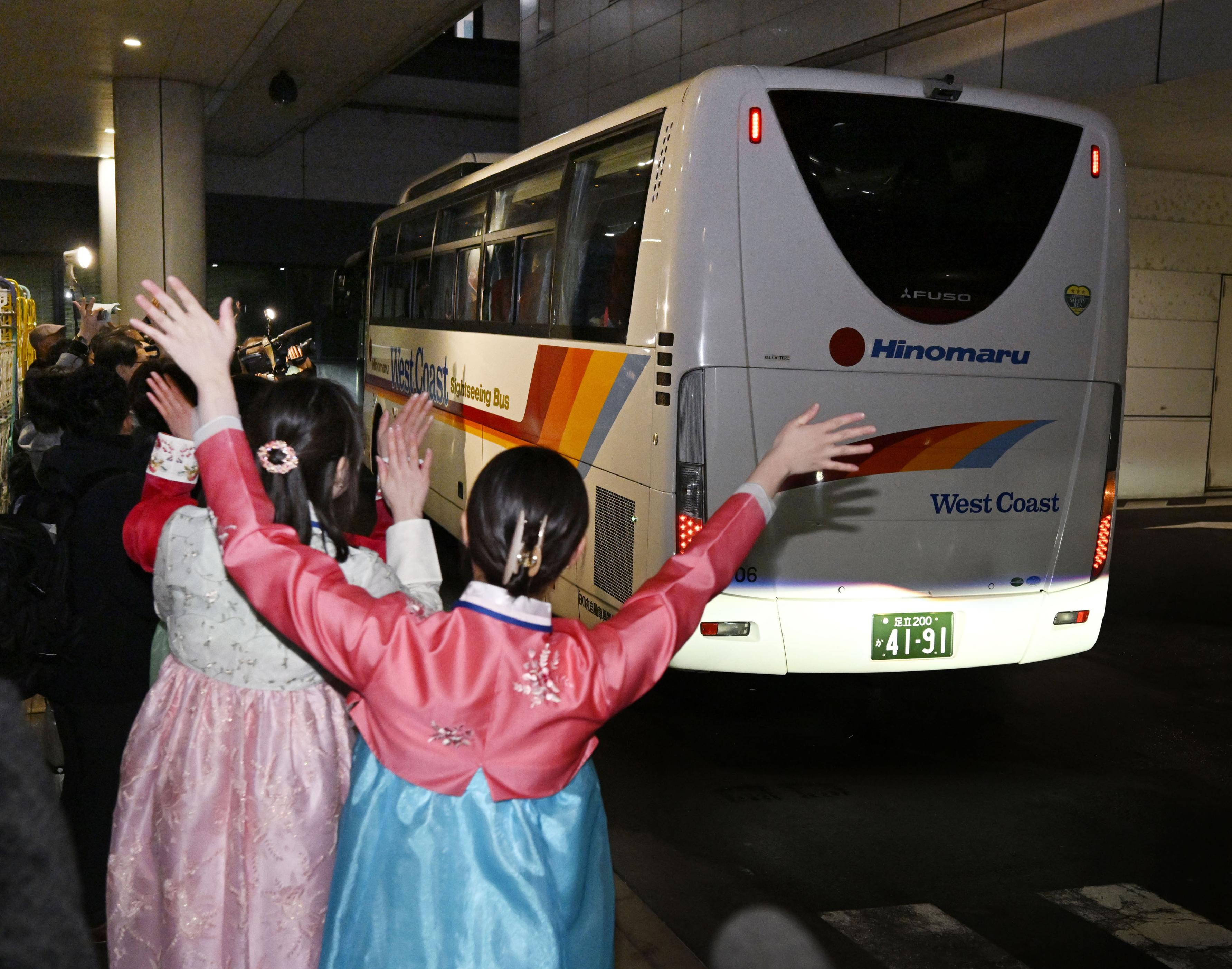 サッカー北朝鮮女子が来日 羽田空港で到着出迎え「万歳」 - サンスポ