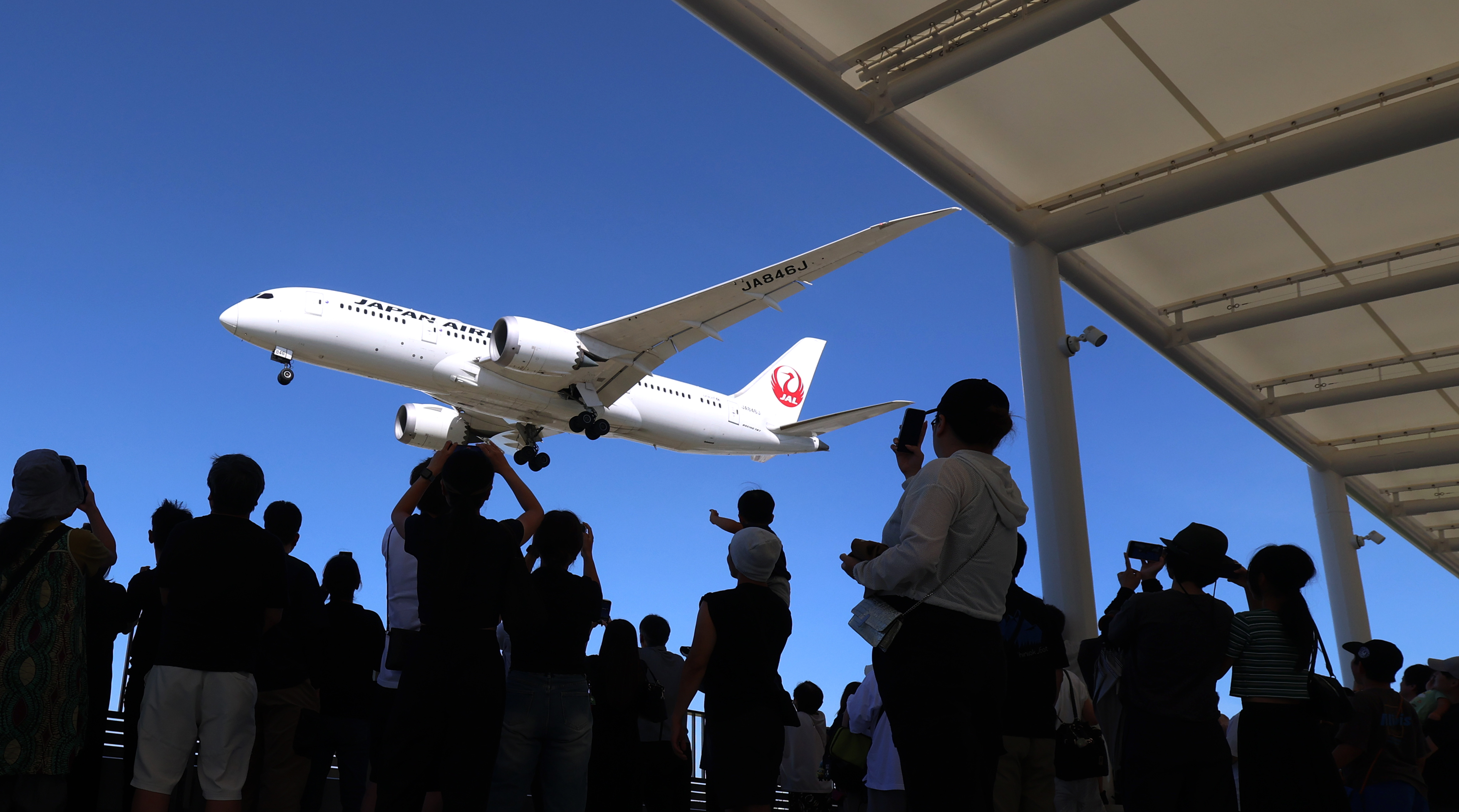 動画】安全守り抜く管制官、迫力の機体眺めるスポット…進化を続ける