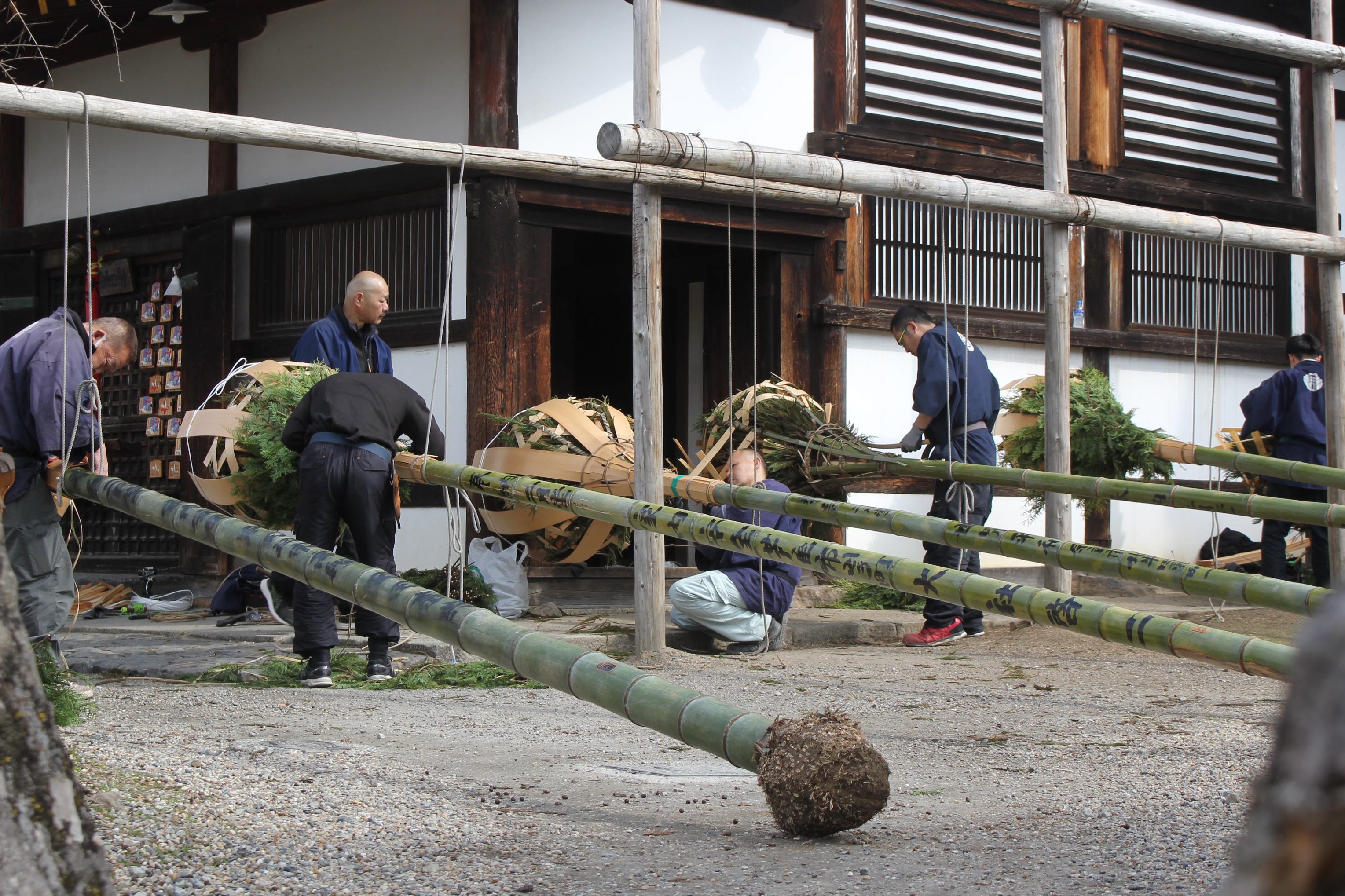 華やかな花のような仕上がり 東大寺・お水取り、籠松明づくり - 産経