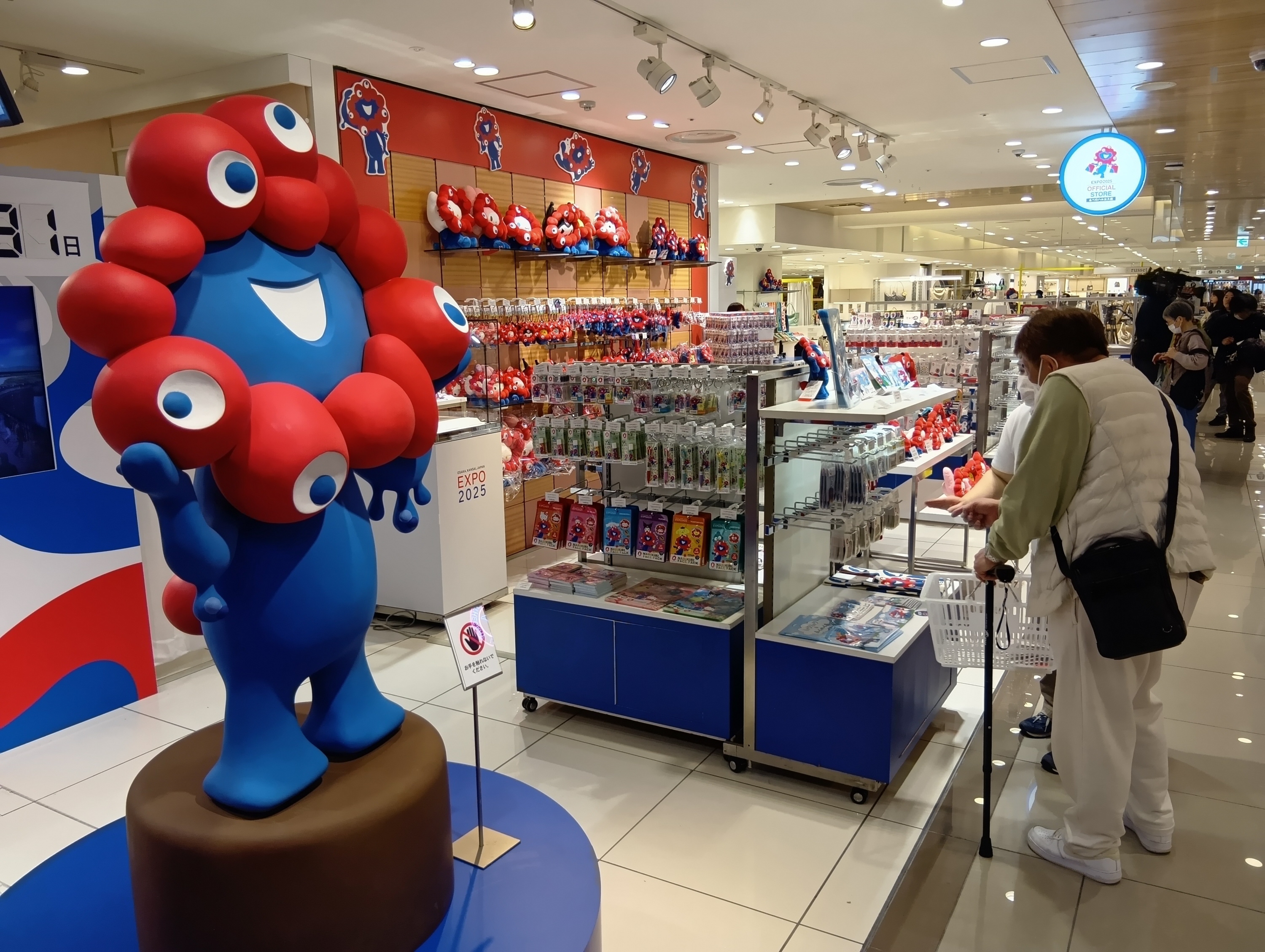 近鉄百貨店がハルカスの万博グッズ店を2.5倍に拡張 「ミャクミャク