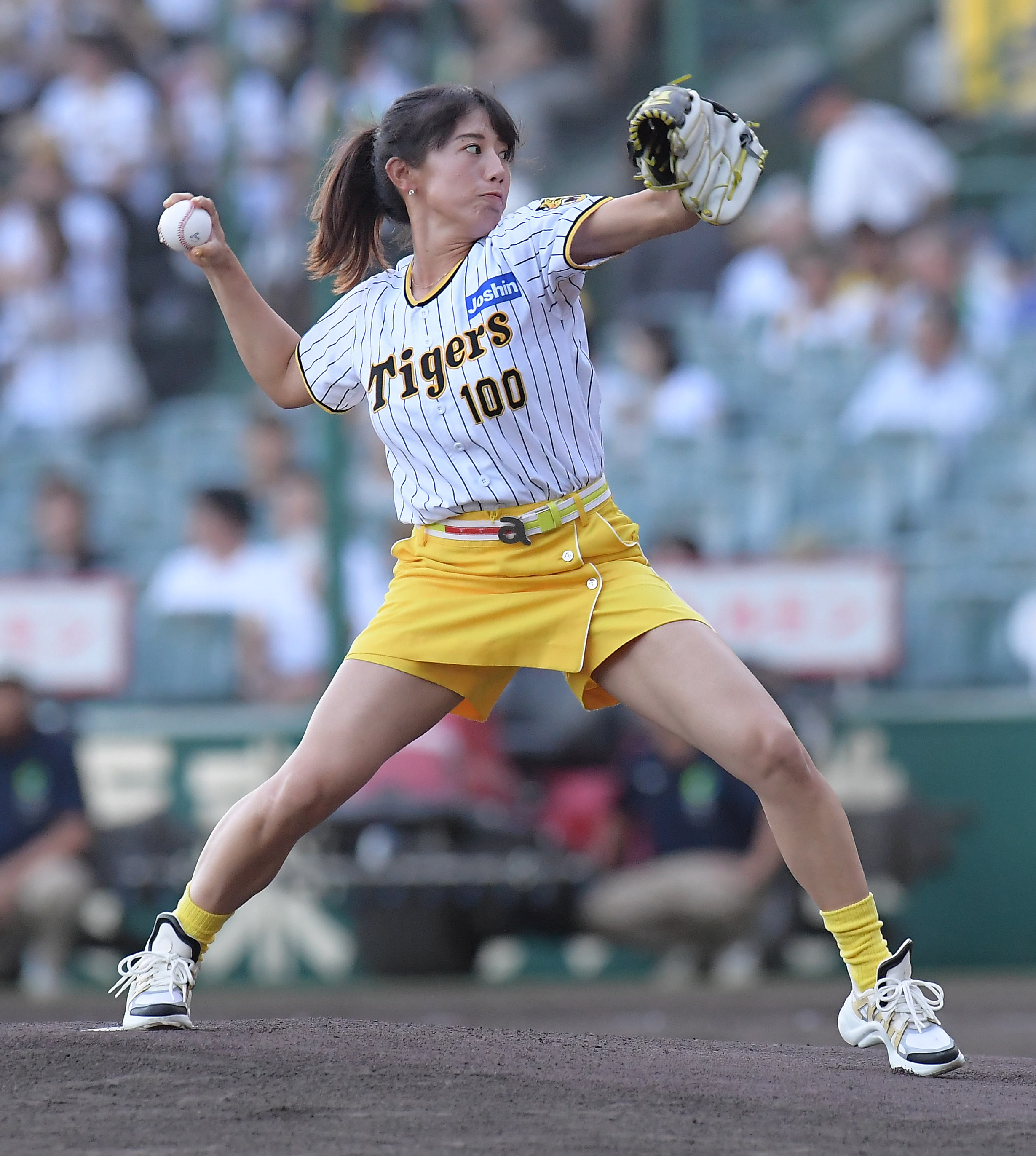 画像】虎党の女子テニス加藤未唯が阪神ーDeNAの試合前にノーバンで