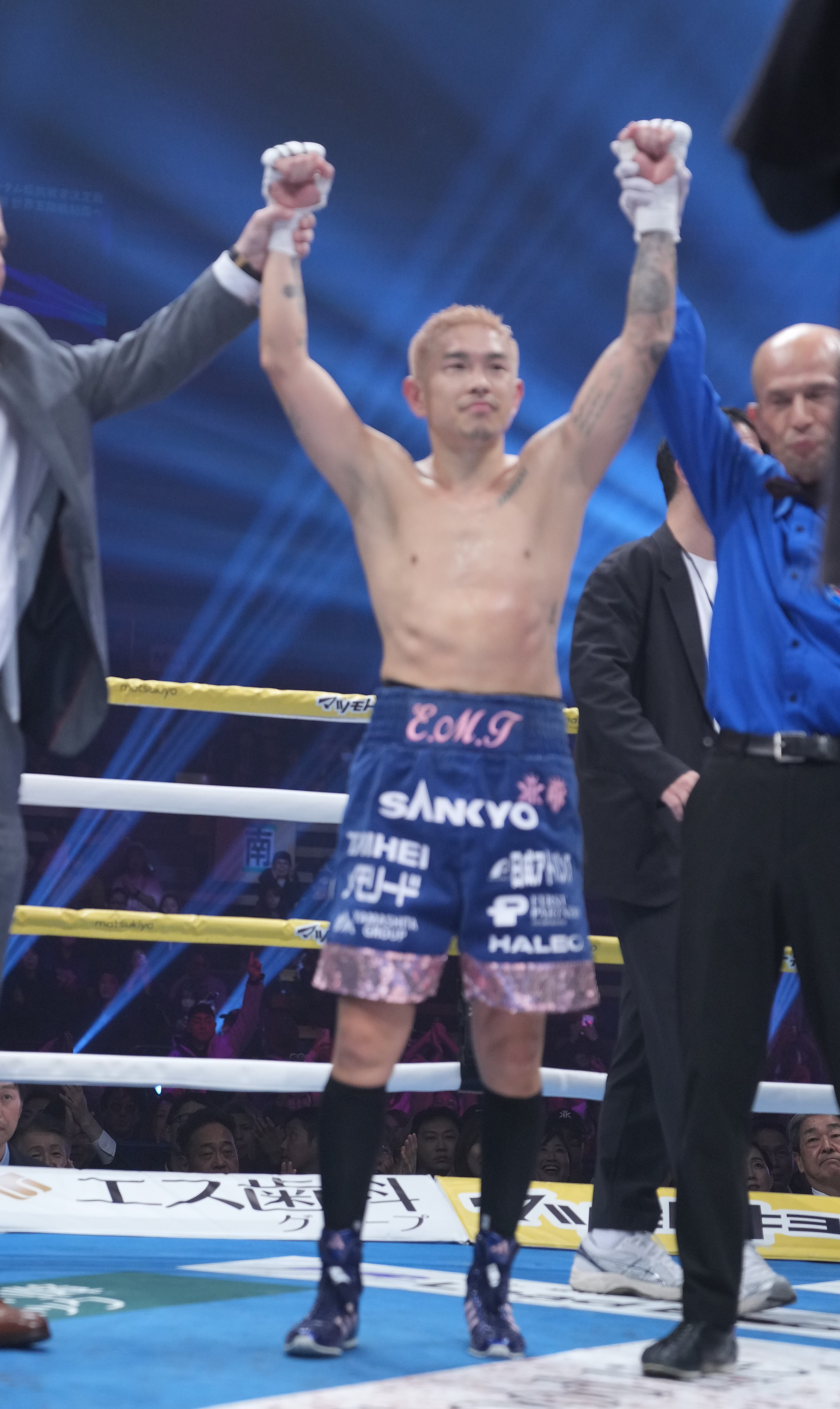 井岡一翔選手　サイン入りグローブ　レア　ボクシング　左手のみ ボクシング】井岡一翔に挑戦するペレスはハードパンチャー向けの