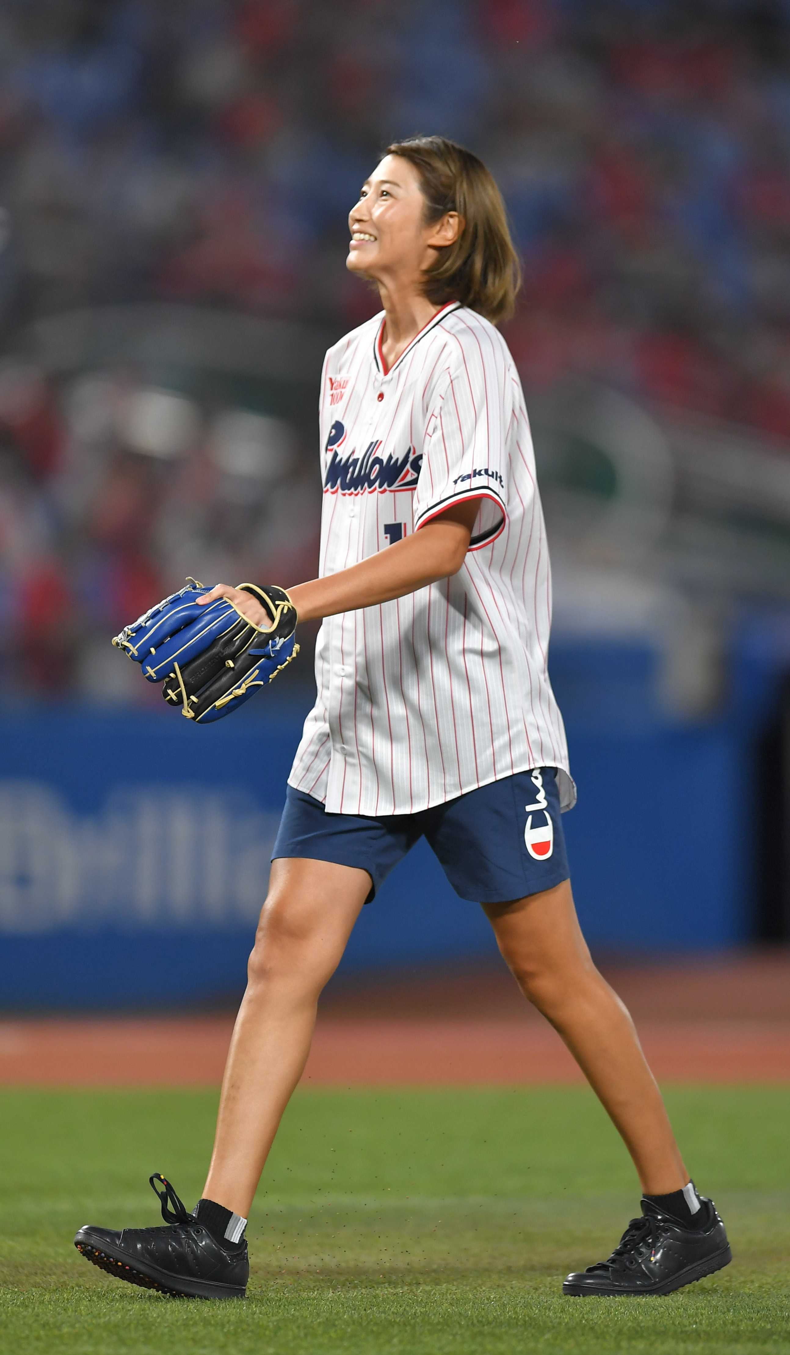 元バレーボール日本代表の狩野舞子がヤクルト戦で始球式 昨年の