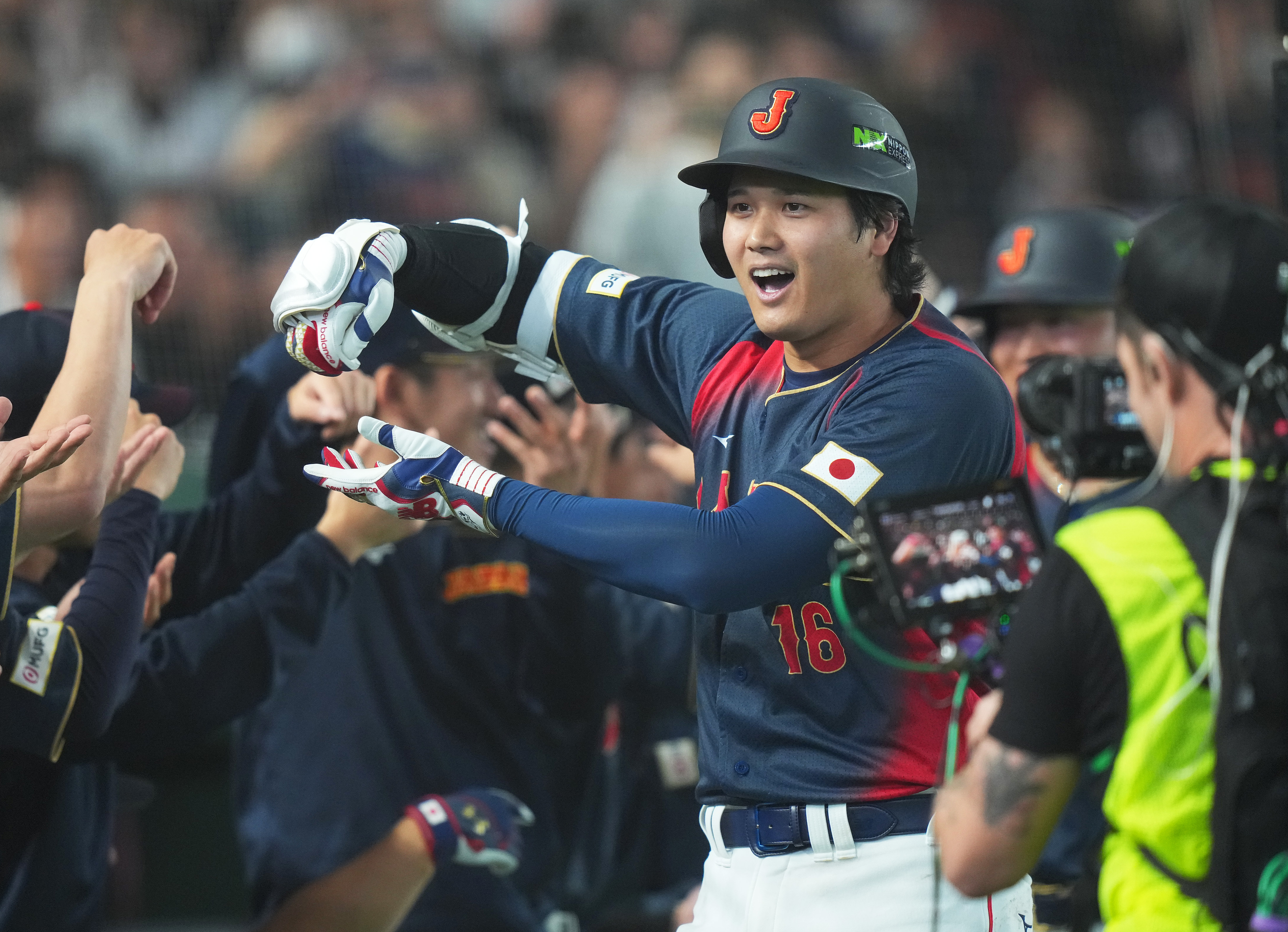 侍ジャパン・大谷翔平が〝神対応〟で球場沸かせる この日はベンチ
