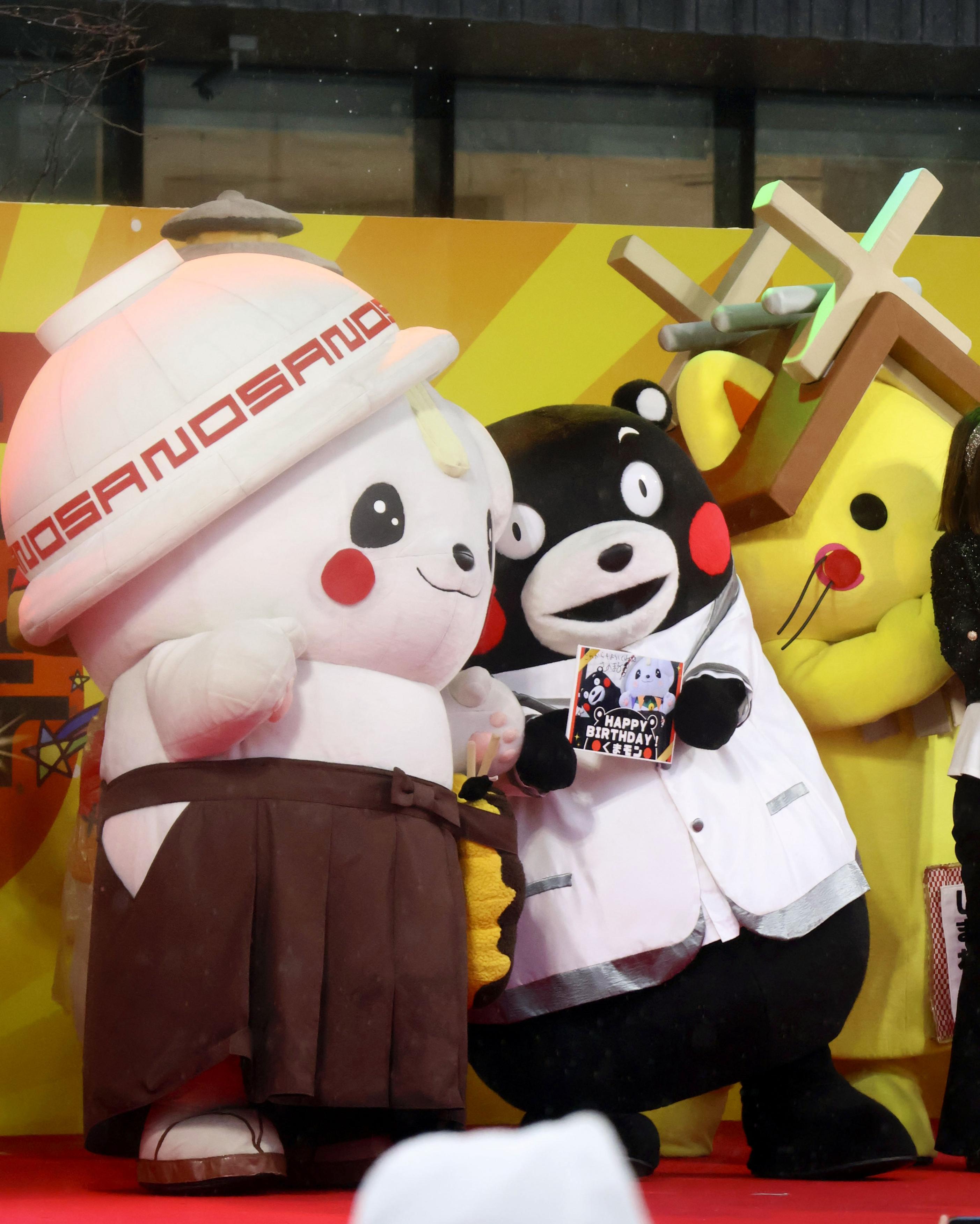 くまモン」デビュー15周年で誕生祭 熊本、さのまるやぐんまちゃんらご