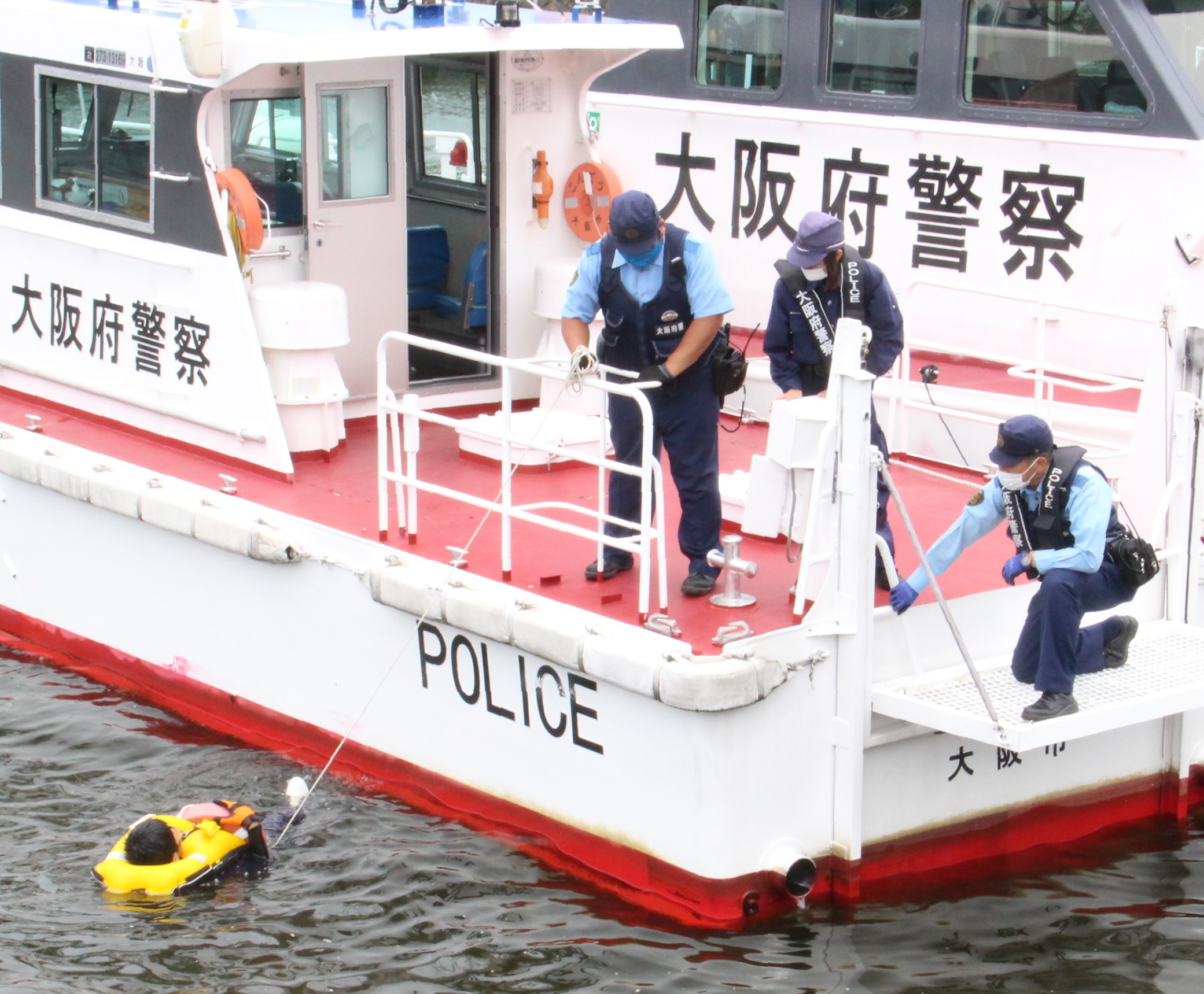 大阪府警初の女性船舶職員、奮闘 水難救助訓練 - 産経ニュース