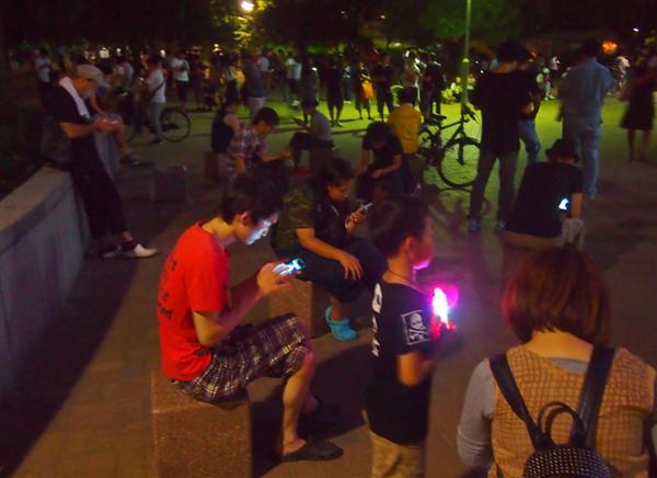 ポケモンｇｏ 深夜の公園に人人 ピカチュウの巣 路駐やゴミ問題も 無言で下向き異様光景 配信１週間 1 3ページ 産経ニュース