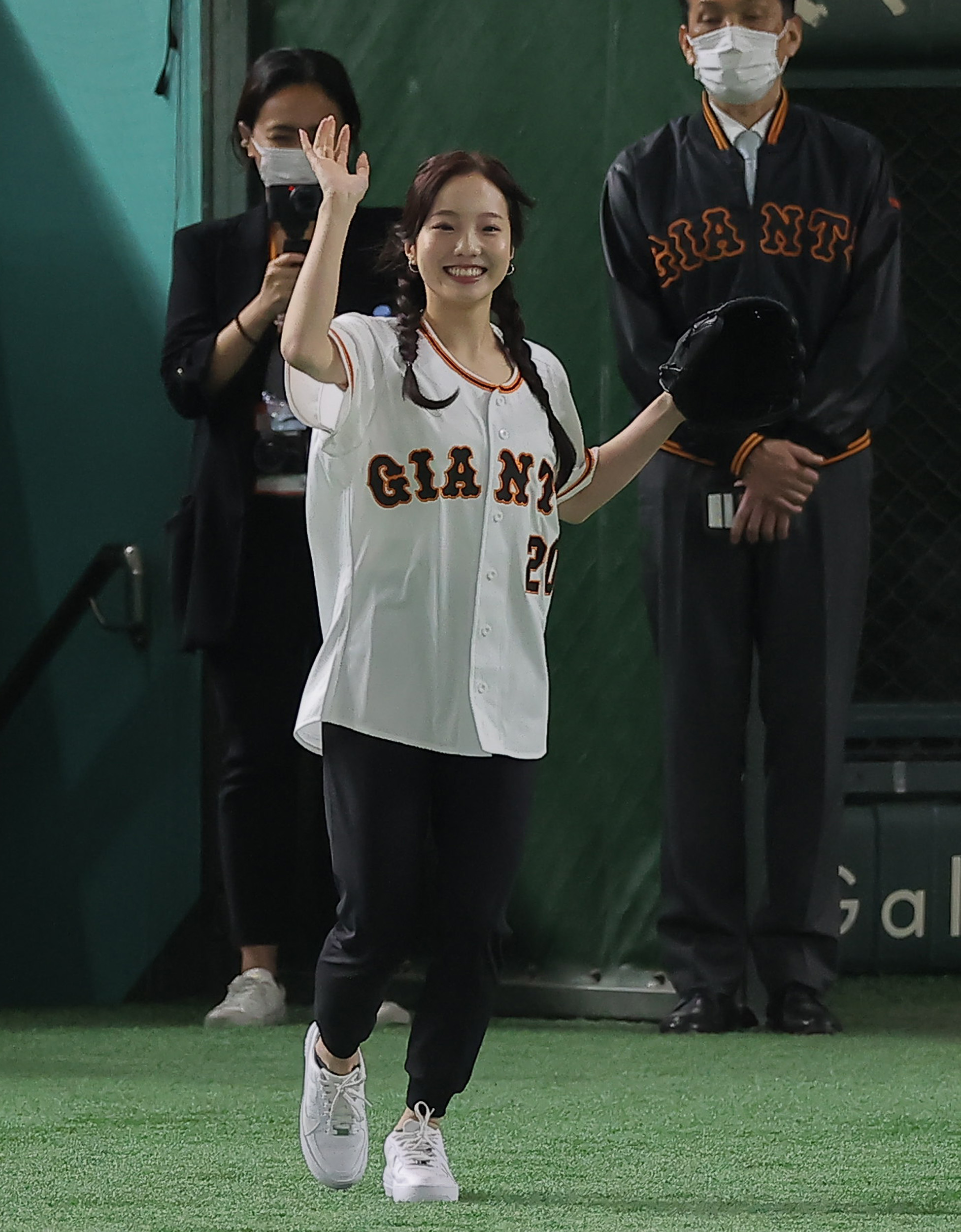 投げる方向どっち⁈本田真凜が始球式で照れ笑い - サンスポ