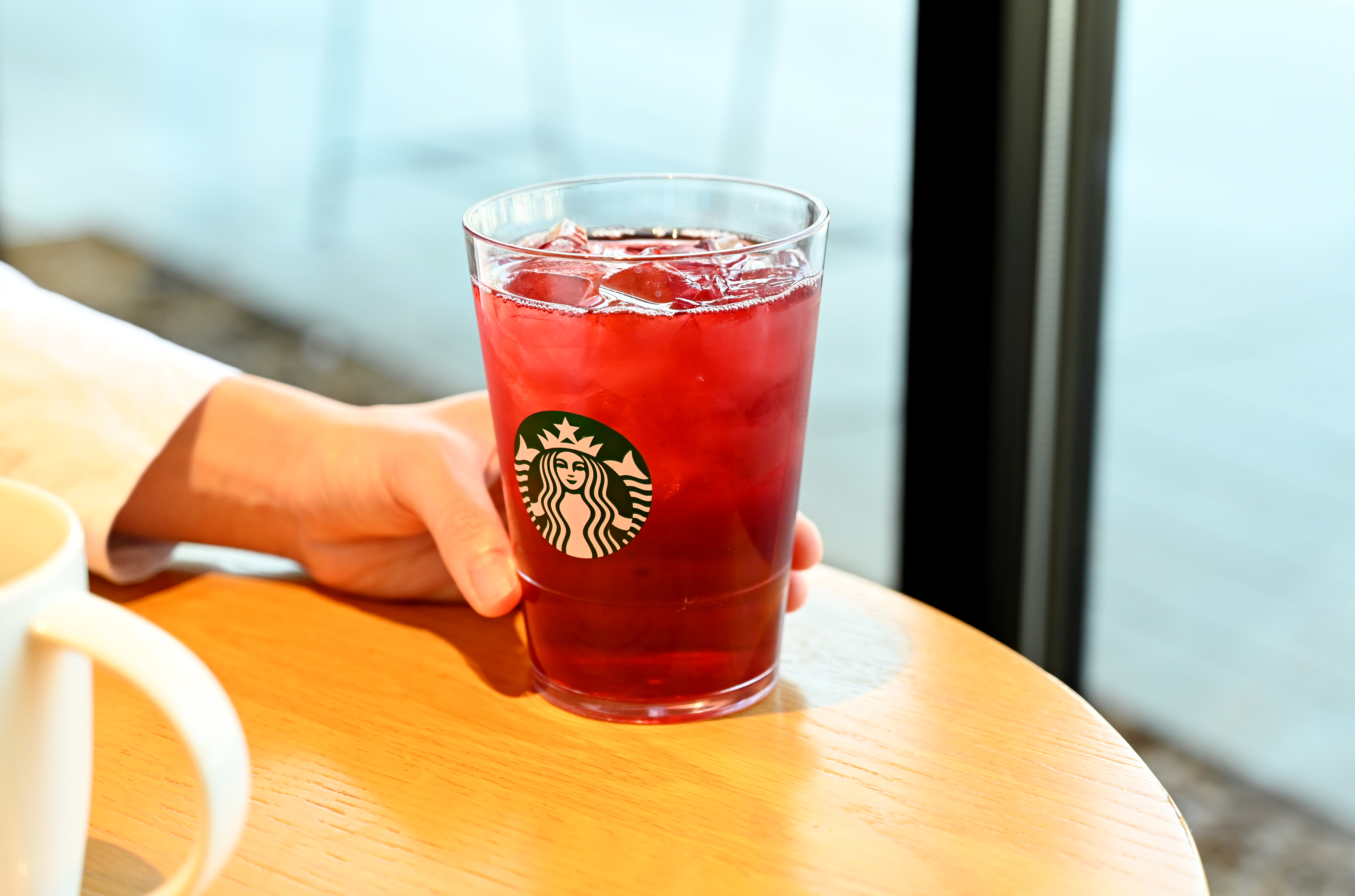 スタバ、1年で約482トンの廃棄物削減 店内アイスビバレッジ用の樹脂製