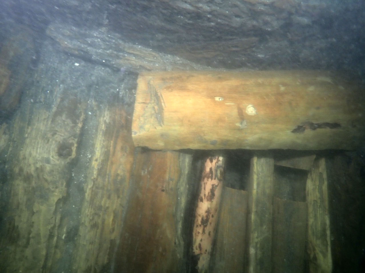 底に何か掘ってありますが不明 3隻目の元寇沈没船と特定、海底発掘で短刀発見 長崎・鷹島沖で市が調査