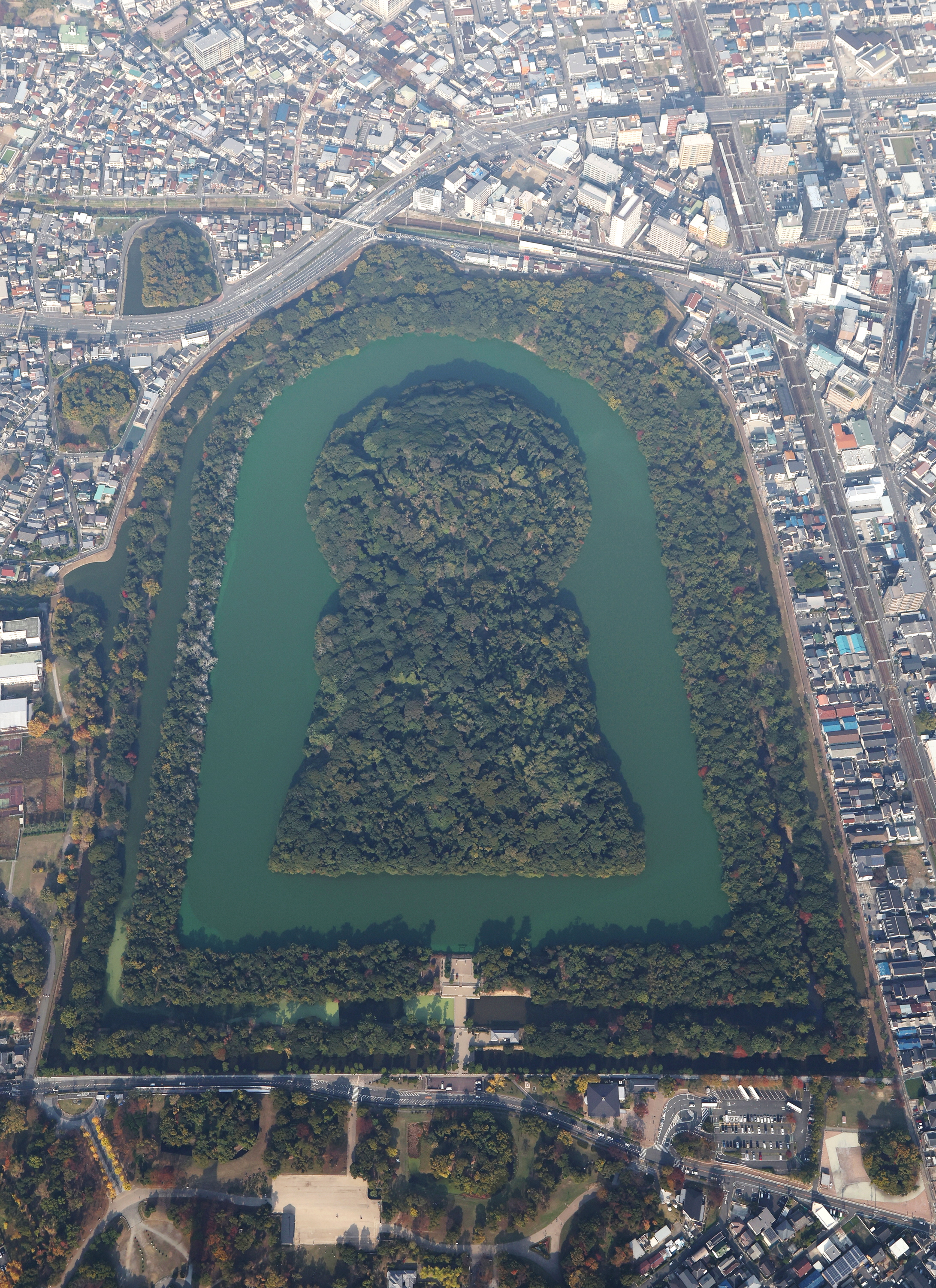 古墳に興奮 関連グッズやツアー続々 世界遺産から３年の百舌鳥・古市