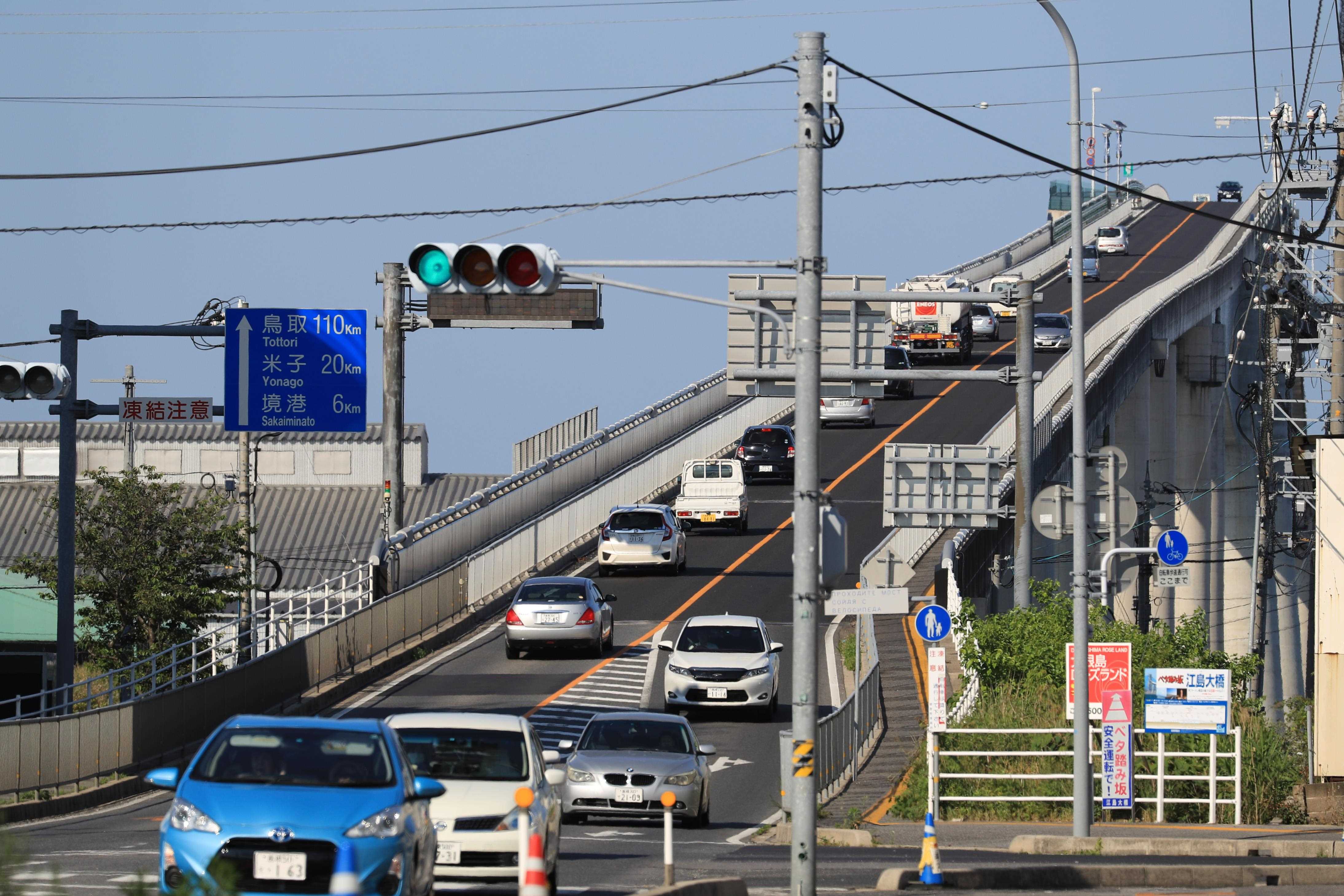 動画】まるで壁？ ベタ踏み坂、ただの生活道路が観光名所に 鳥取と島根