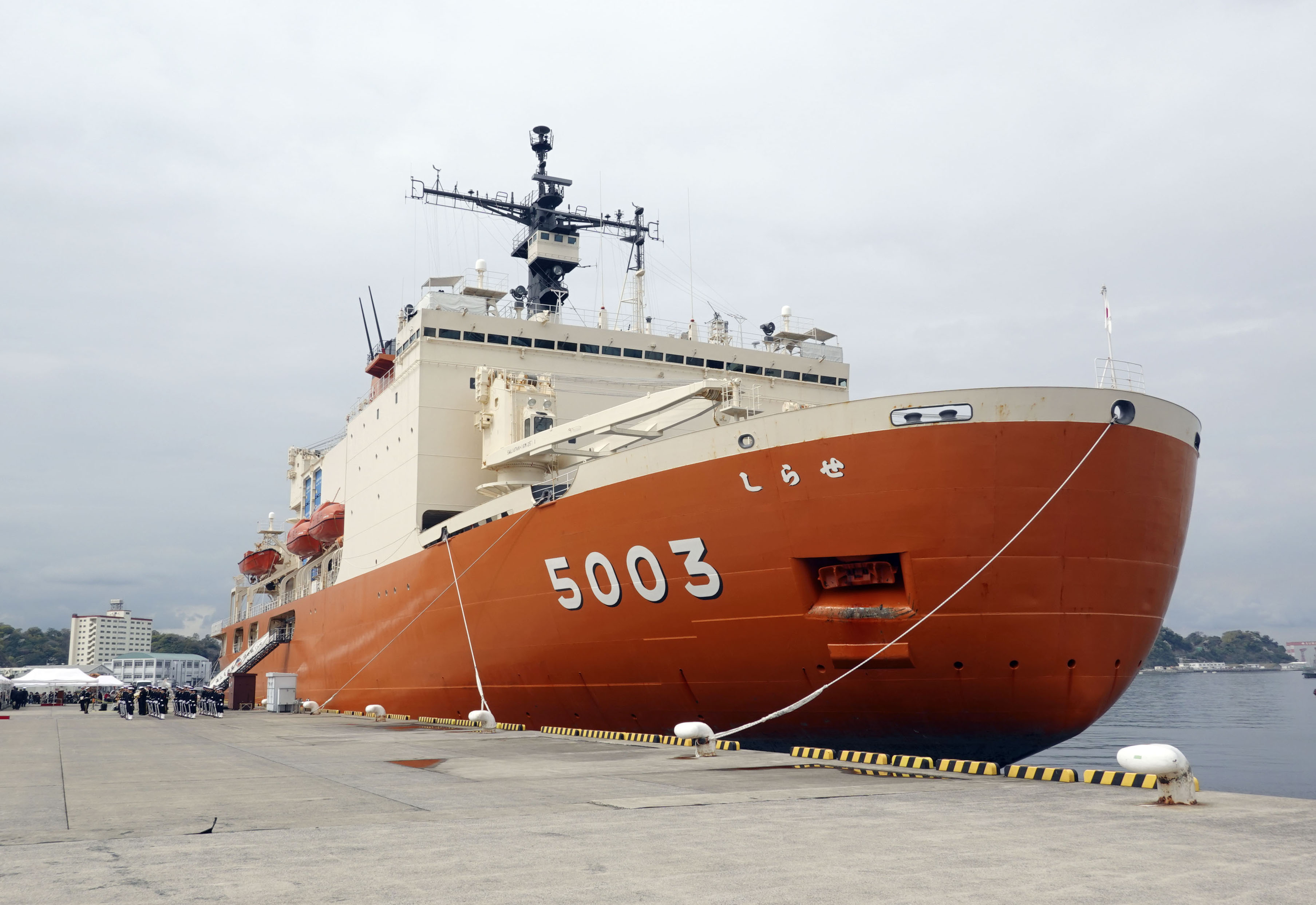 南極観測船「しらせ」が帰国 海自横須賀基地で家族ら約４００人が 