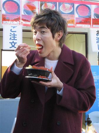 宮沢氷魚、豪快に鮎の塩焼きがぶり！「さかな祭り」開幕 - サンスポ