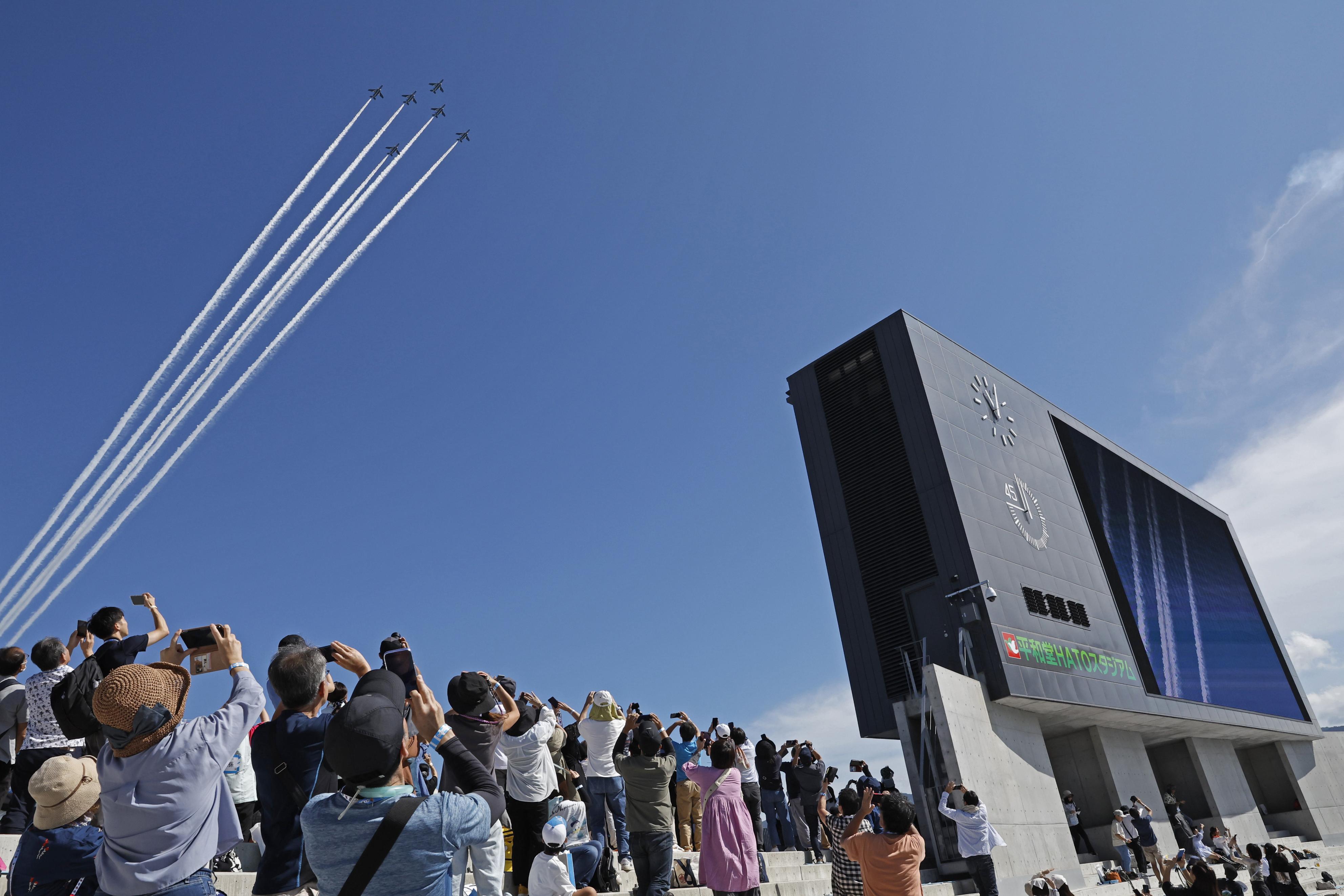 健闘たたえブルーインパルス飛行 滋賀・彦根市で国スポ総合閉会式 11