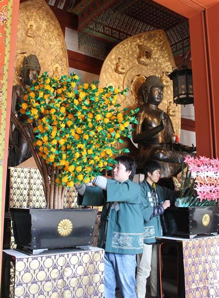 奈良 薬師寺で２５日から花会式 仏前に造花供え 産経ニュース
