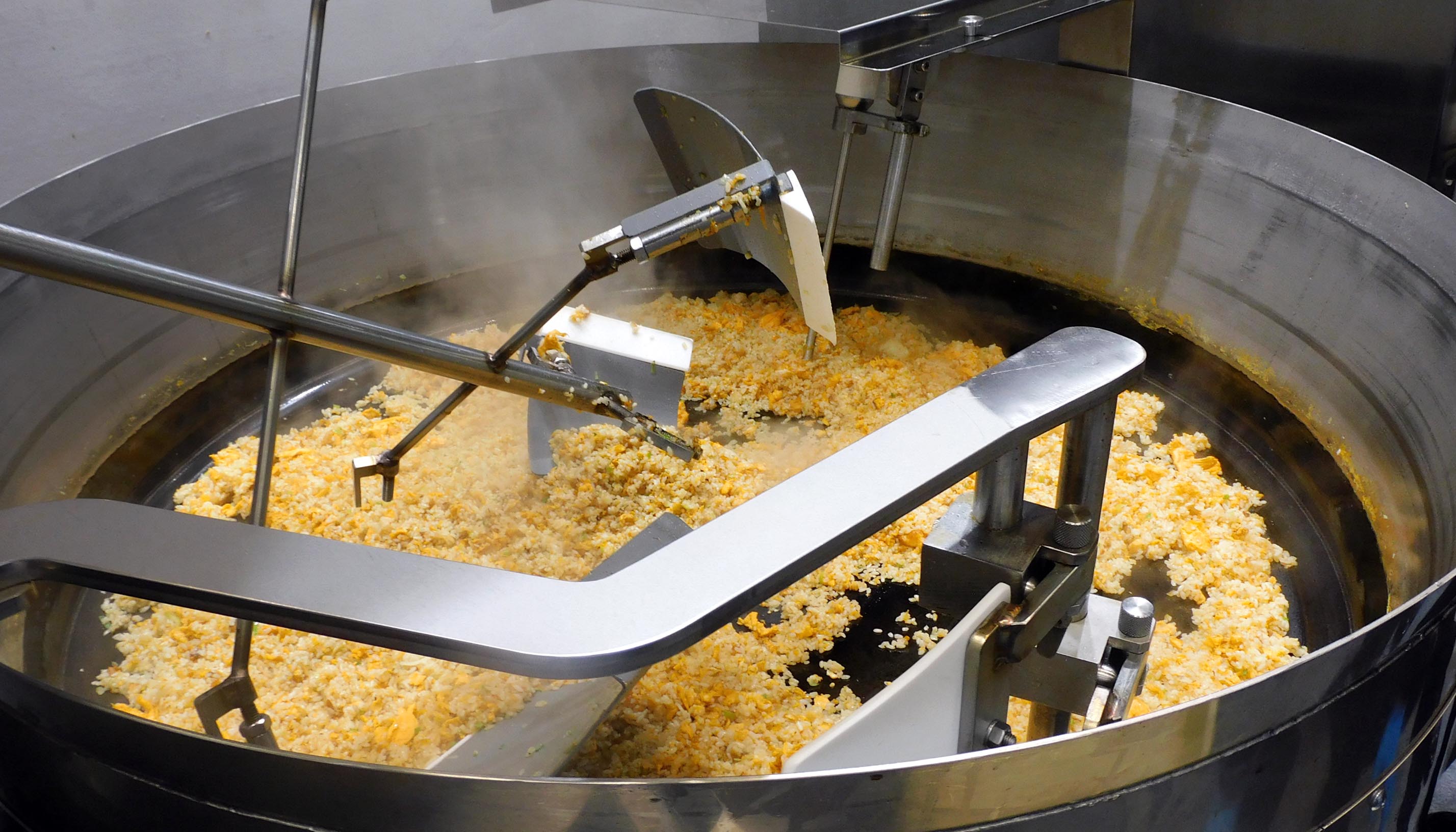 食品機械、989社の展示会 最新技術の装置で「5～6人分の作業を省