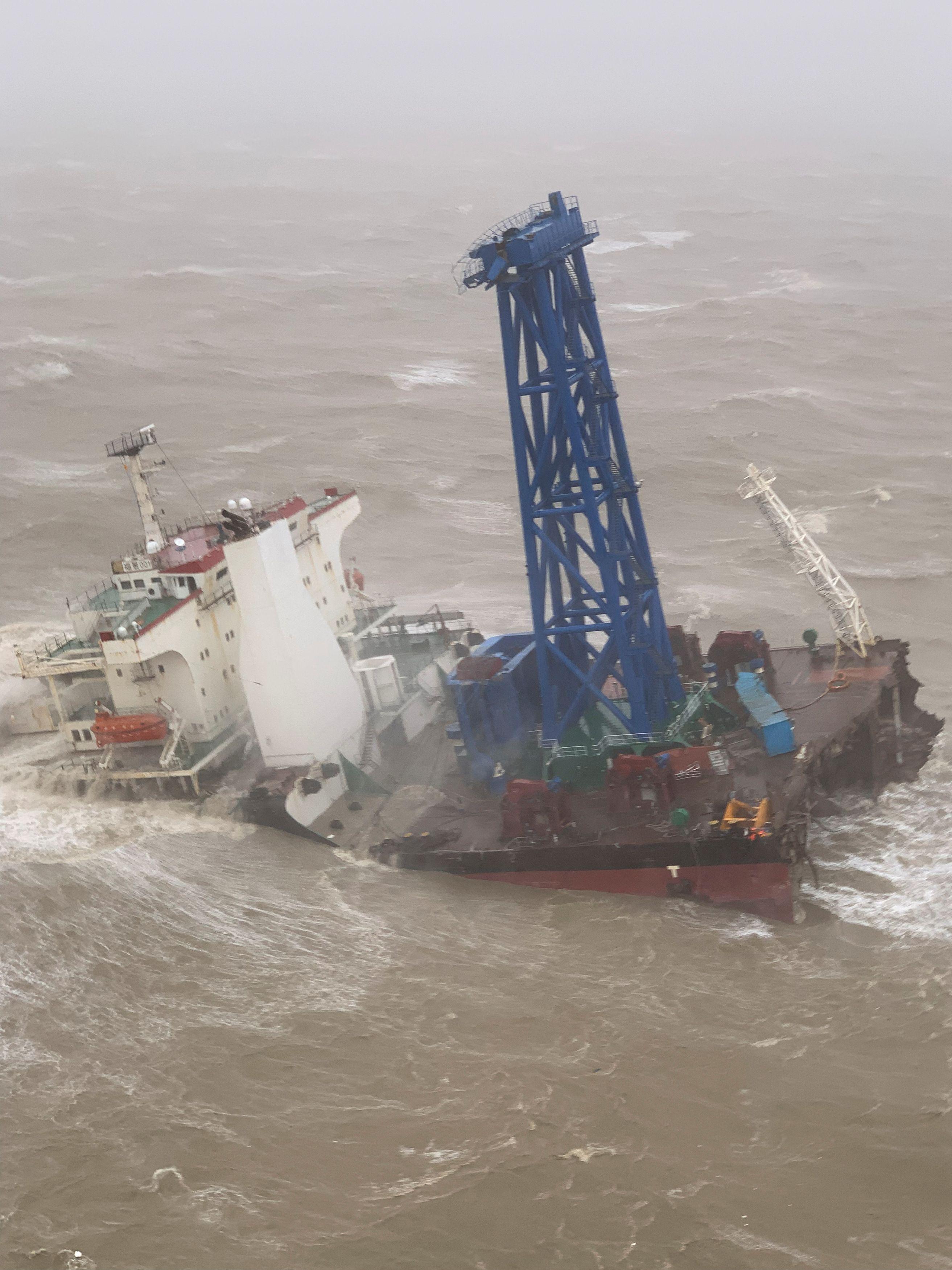 香港沖で中国作業船沈没 ３人救助２７人不明 船体が二つに割れたか 産経ニュース