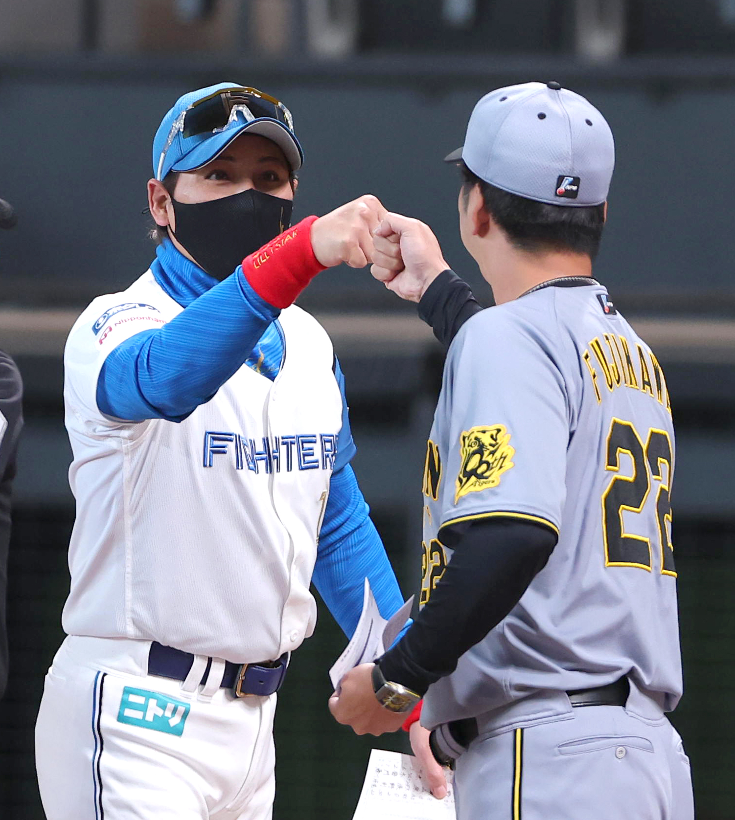 阪神・藤川球児監督と日本ハム・新庄剛志監督がメンバー表交換で
