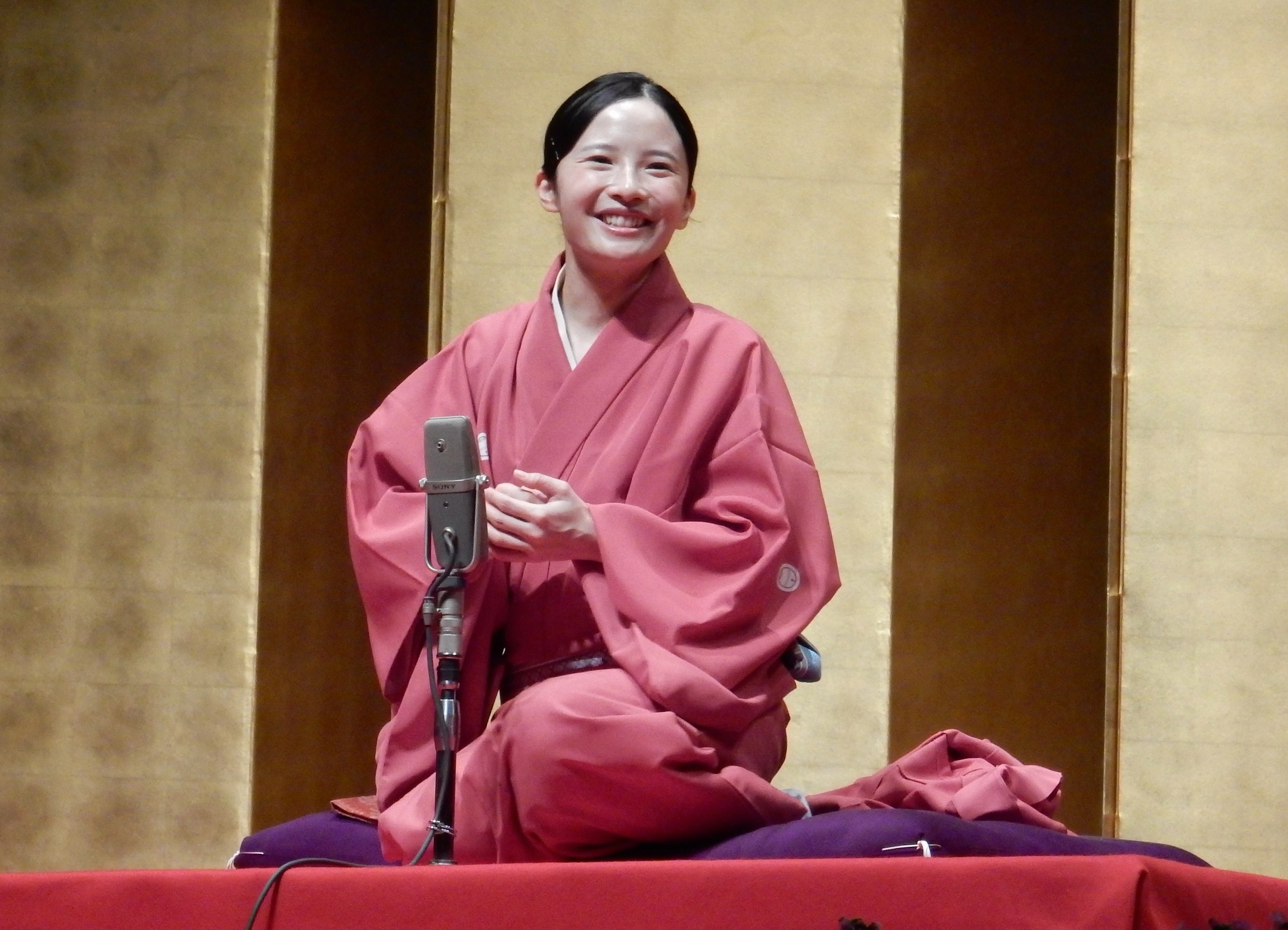 出囃子はジュディマリ 路上で一席 女性落語家、鈴々舎美馬さん 挫折