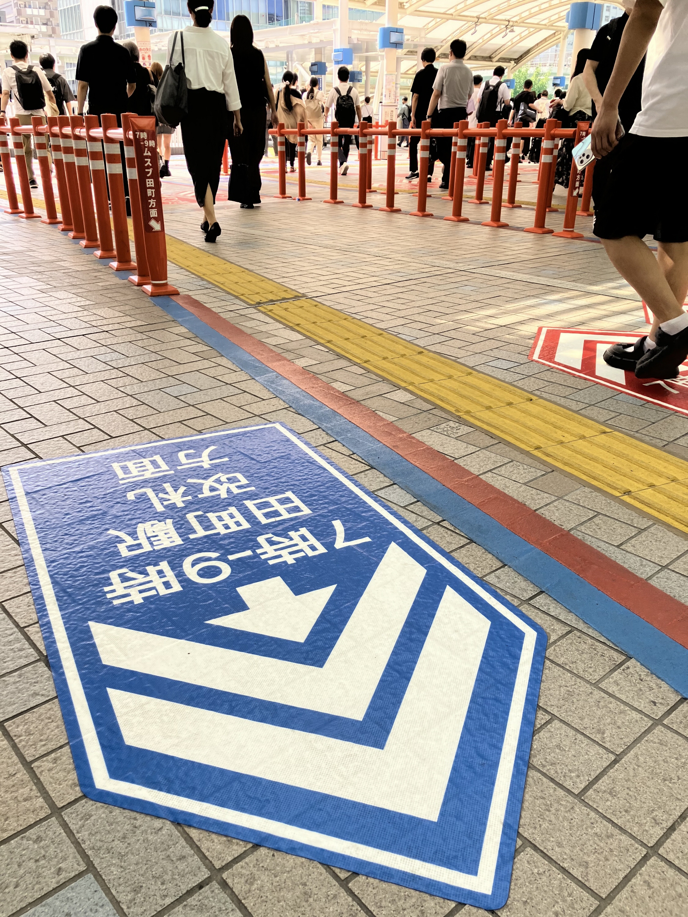 通勤時の大混雑、ポール設置も「大きく改善されず」 JR田町駅