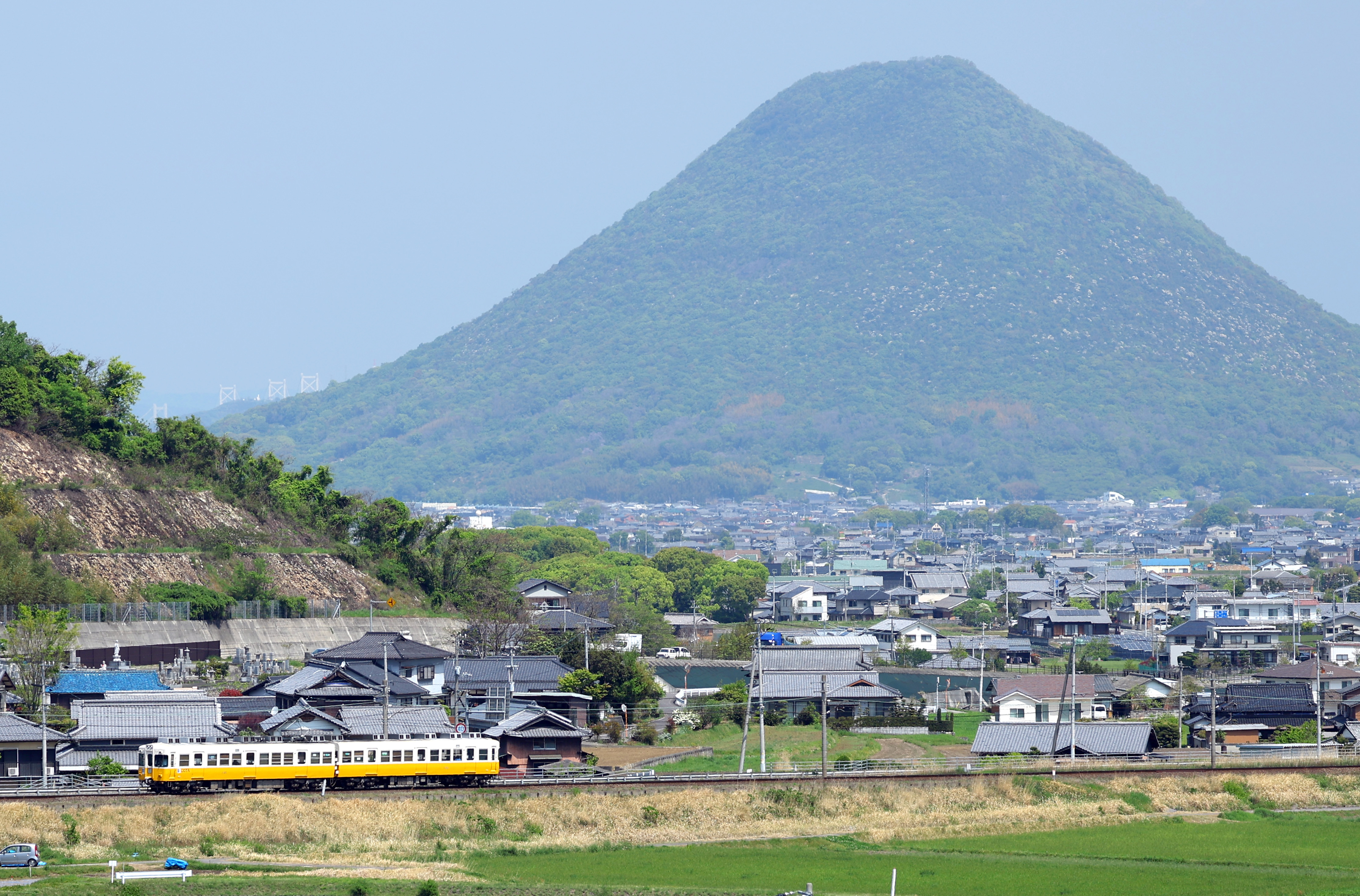 動画】輝く山頂、水面に映す「ダブルダイヤモンド讃岐富士」 飯野山