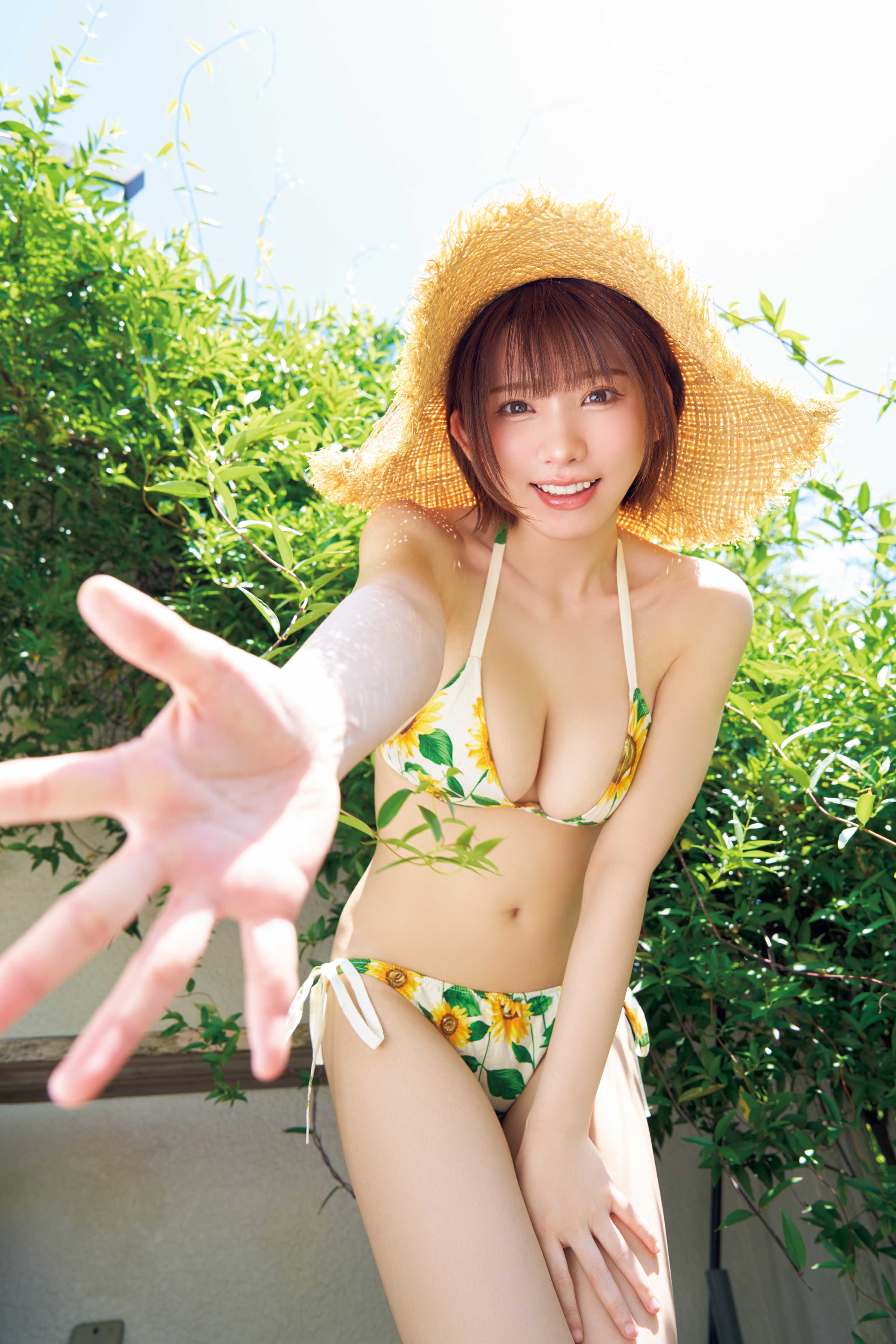 画像】えなこ〝夏色グラビア〟披露 ナチュラル美とひまわりビキニで