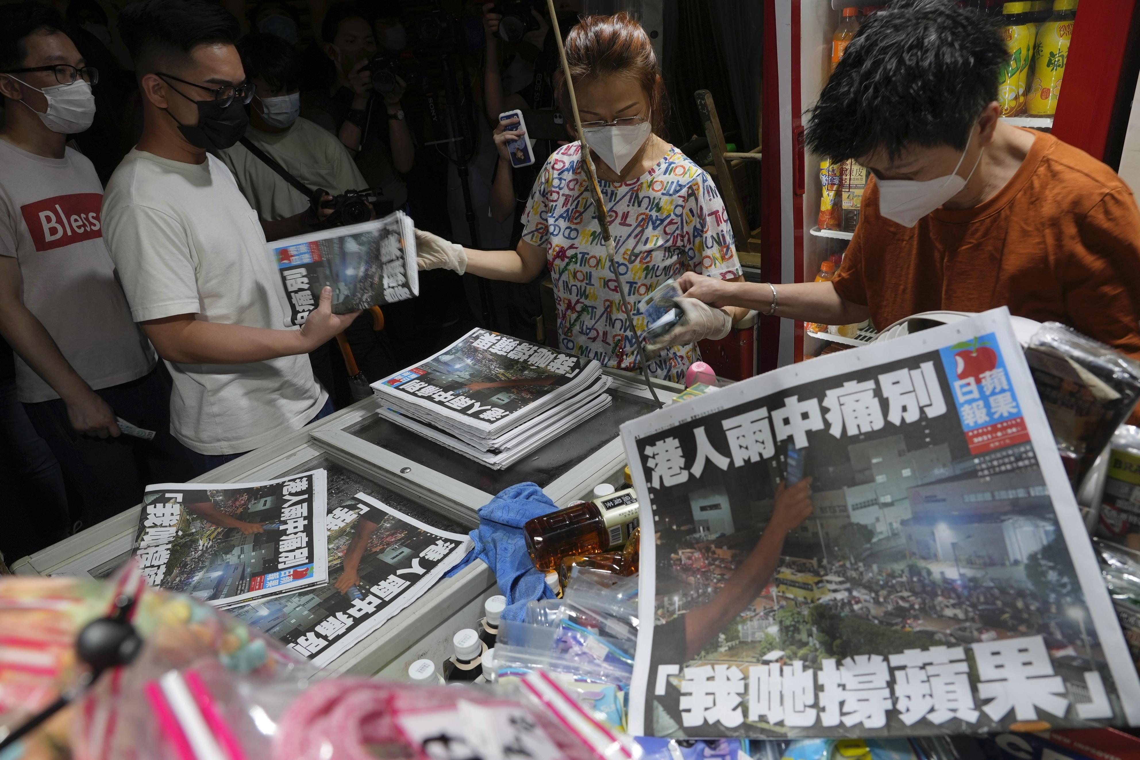 蘋果日報、最後の朝刊を発行 １００万部 - 産経ニュース