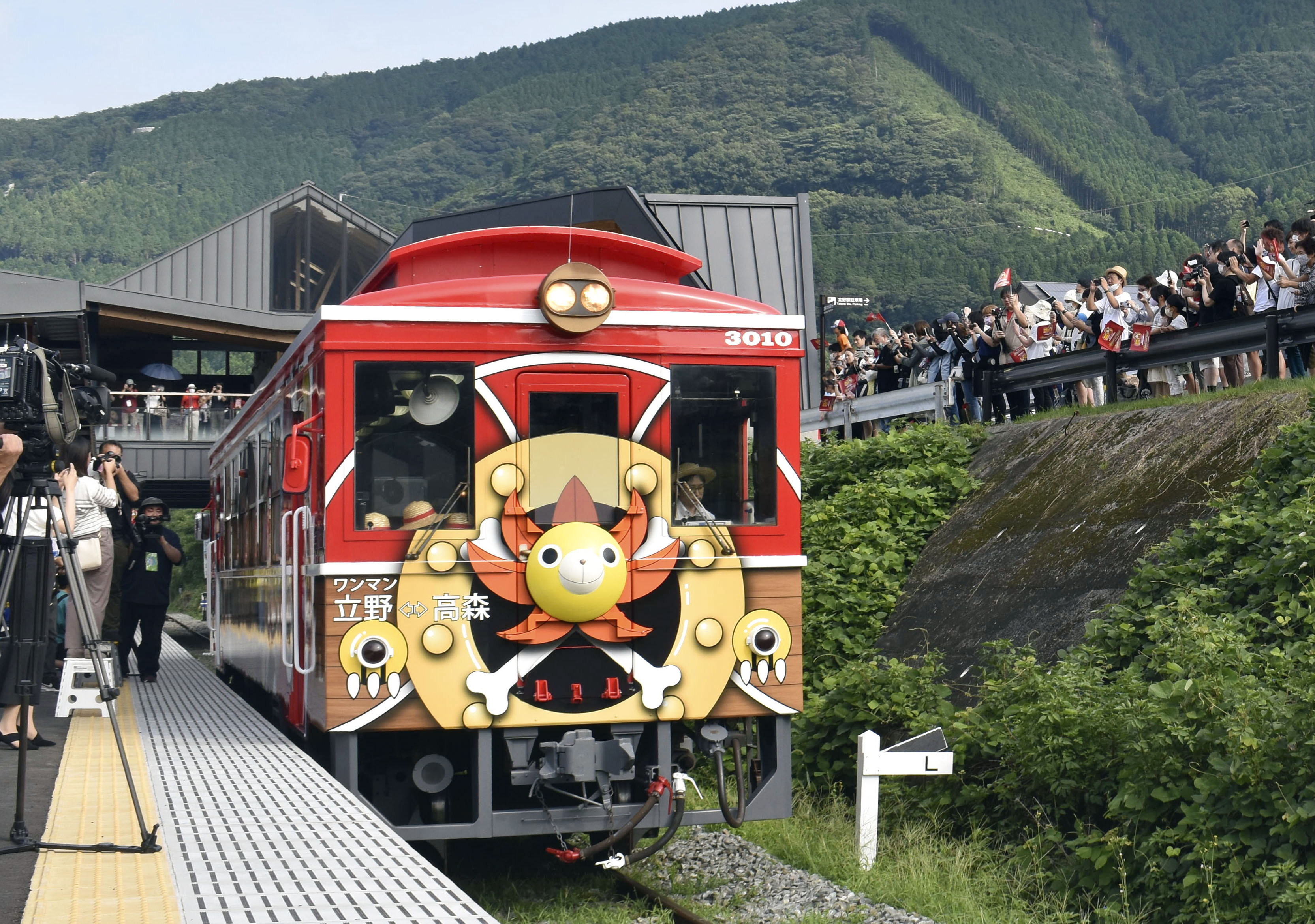 ルフィら「麦わらの一味」と出航！ 全線再開の南阿蘇鉄道 - 産経ニュース