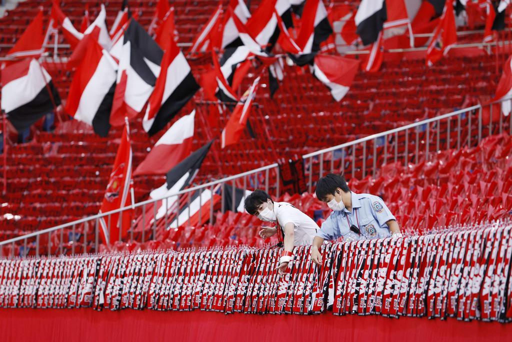 サッカー通信】圧巻！ビニール６万枚 埼玉スタジアムに作り出された