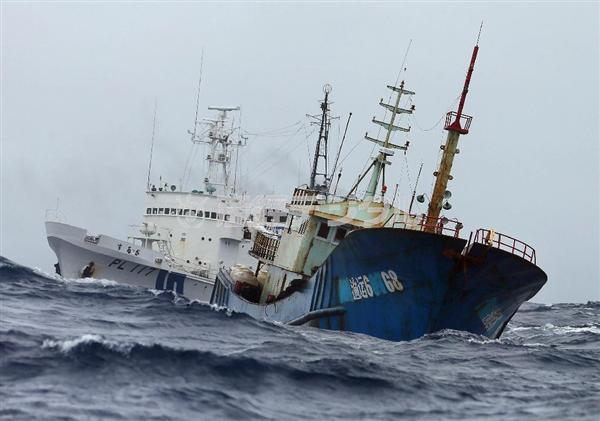 島が危ない 赤サンゴ 迫る群影（１）】薄笑い浮かべ悠々と網を