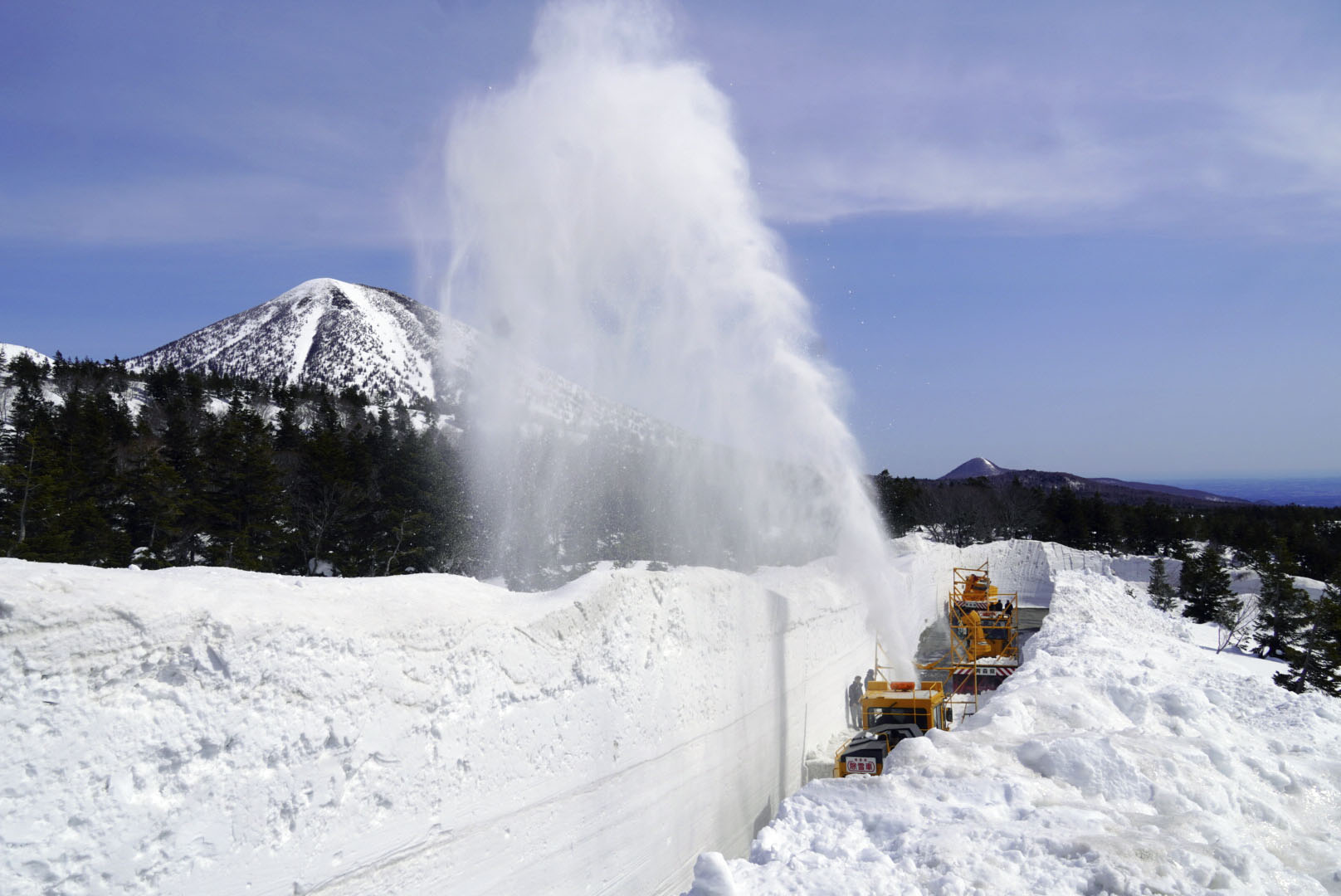 青森に春の訪れ「雪回廊」 十和田結ぶ道路開通へ - 産経ニュース