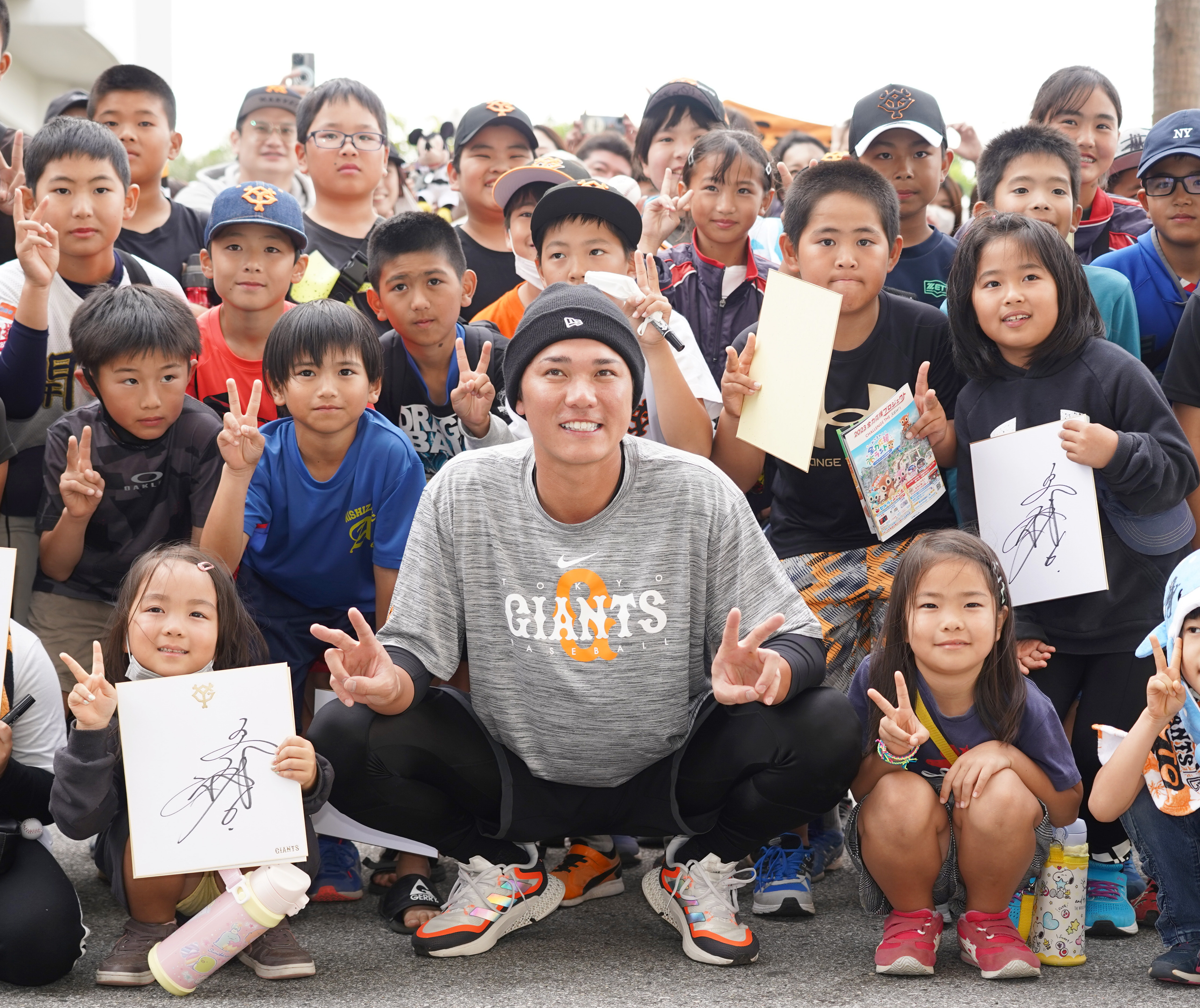 巨人・坂本勇人がゲリラサイン会＆子どもたちと集合写真のファン