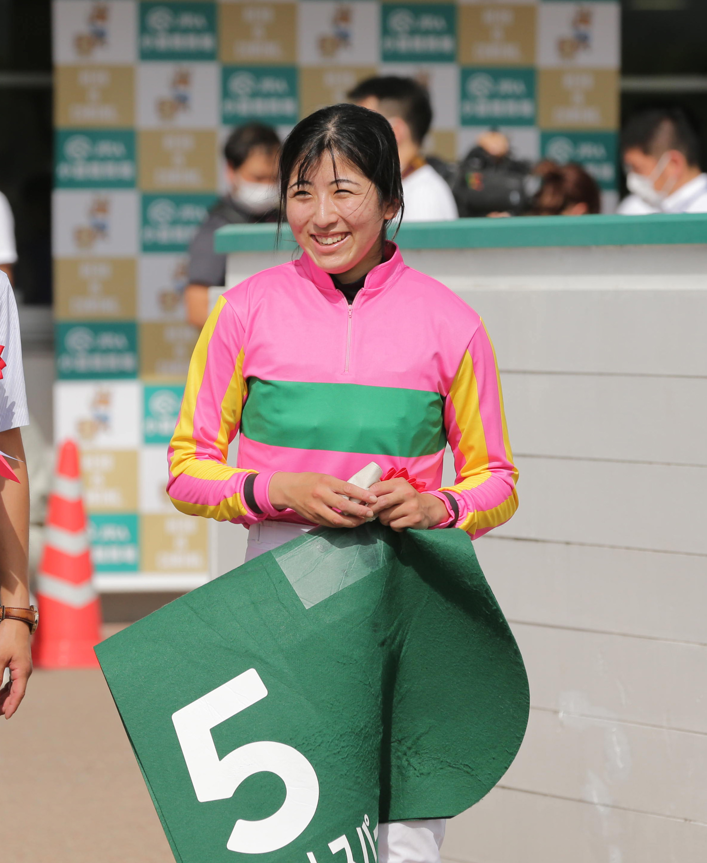 フォト特集】「歓声が気持ち良かった」今村聖奈が快挙 重賞初騎乗勝利、女性騎手では初 - 産経ニュース